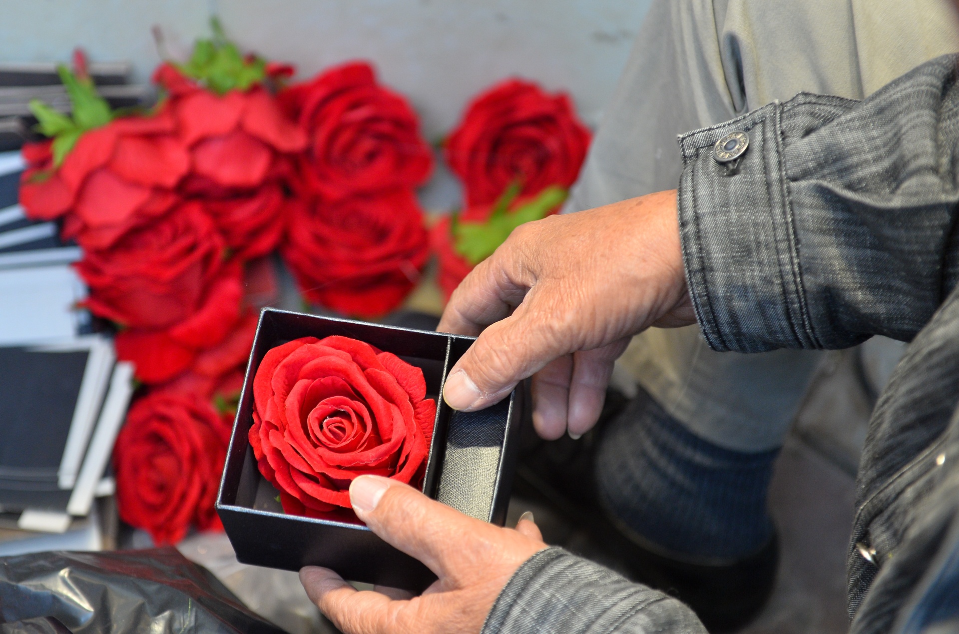 di 300km de tang hoa cho vo con ngay 8-3 anh 7