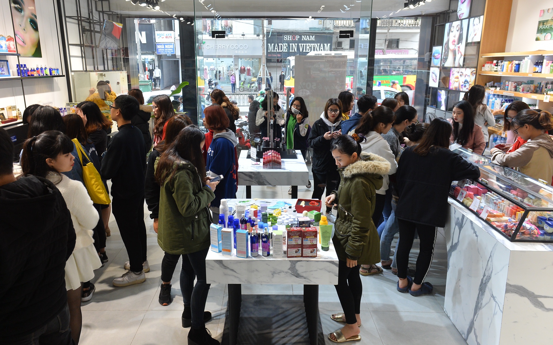 di 300km de tang hoa cho vo con ngay 8-3 anh 10