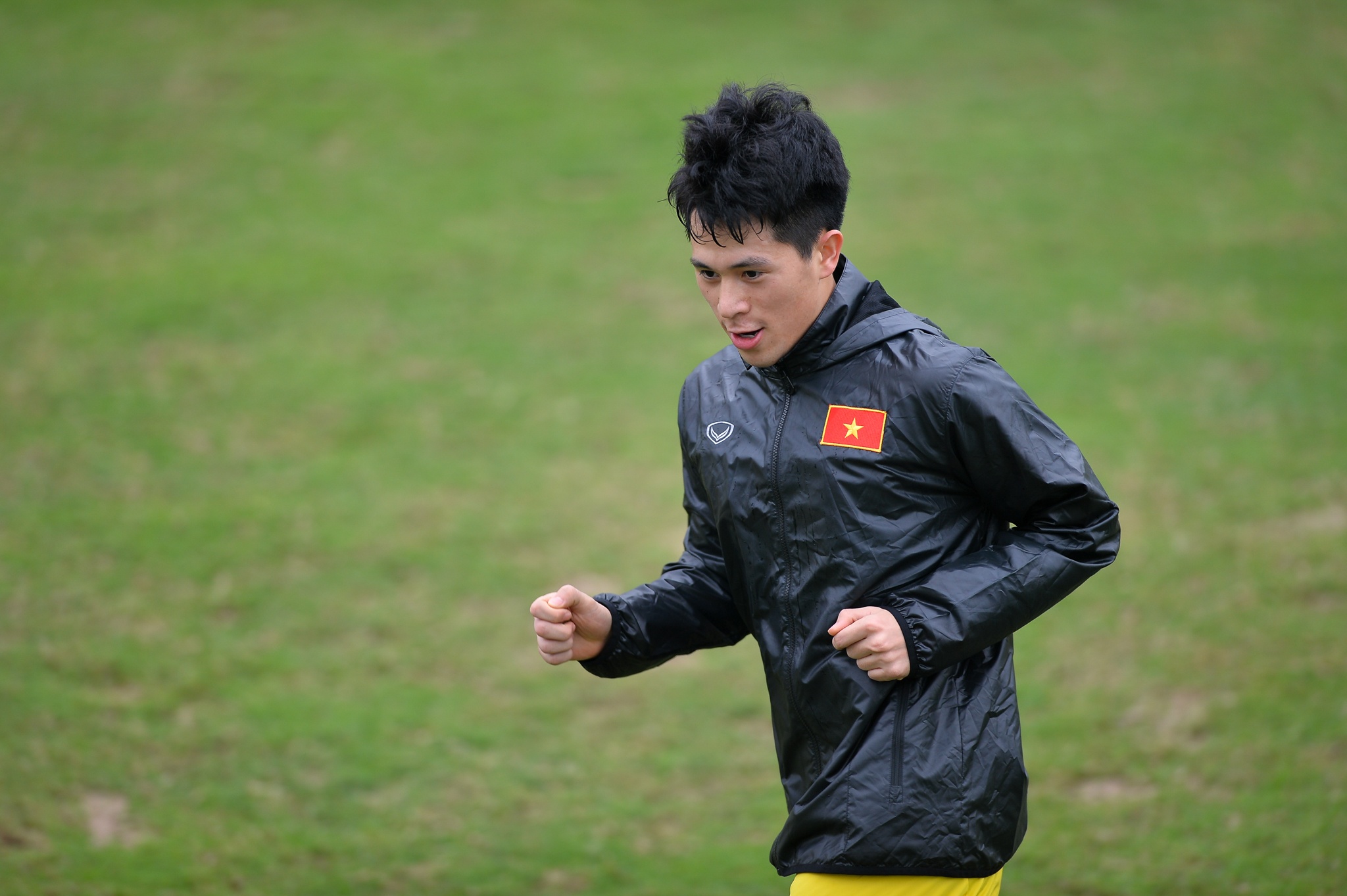 Dinh Trong mac ao gio ep can anh 2