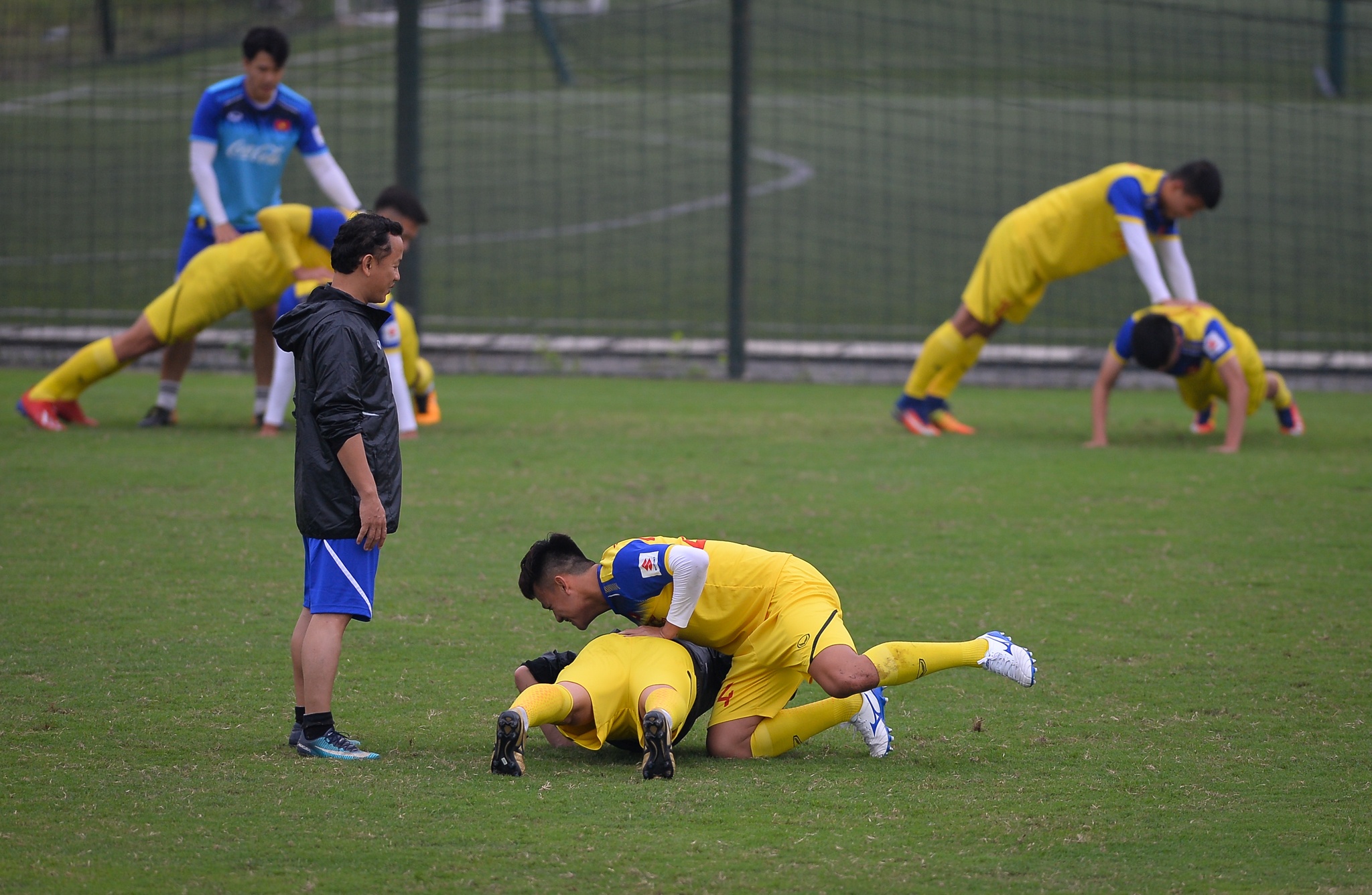 Dinh Trong mac ao gio ep can anh 5