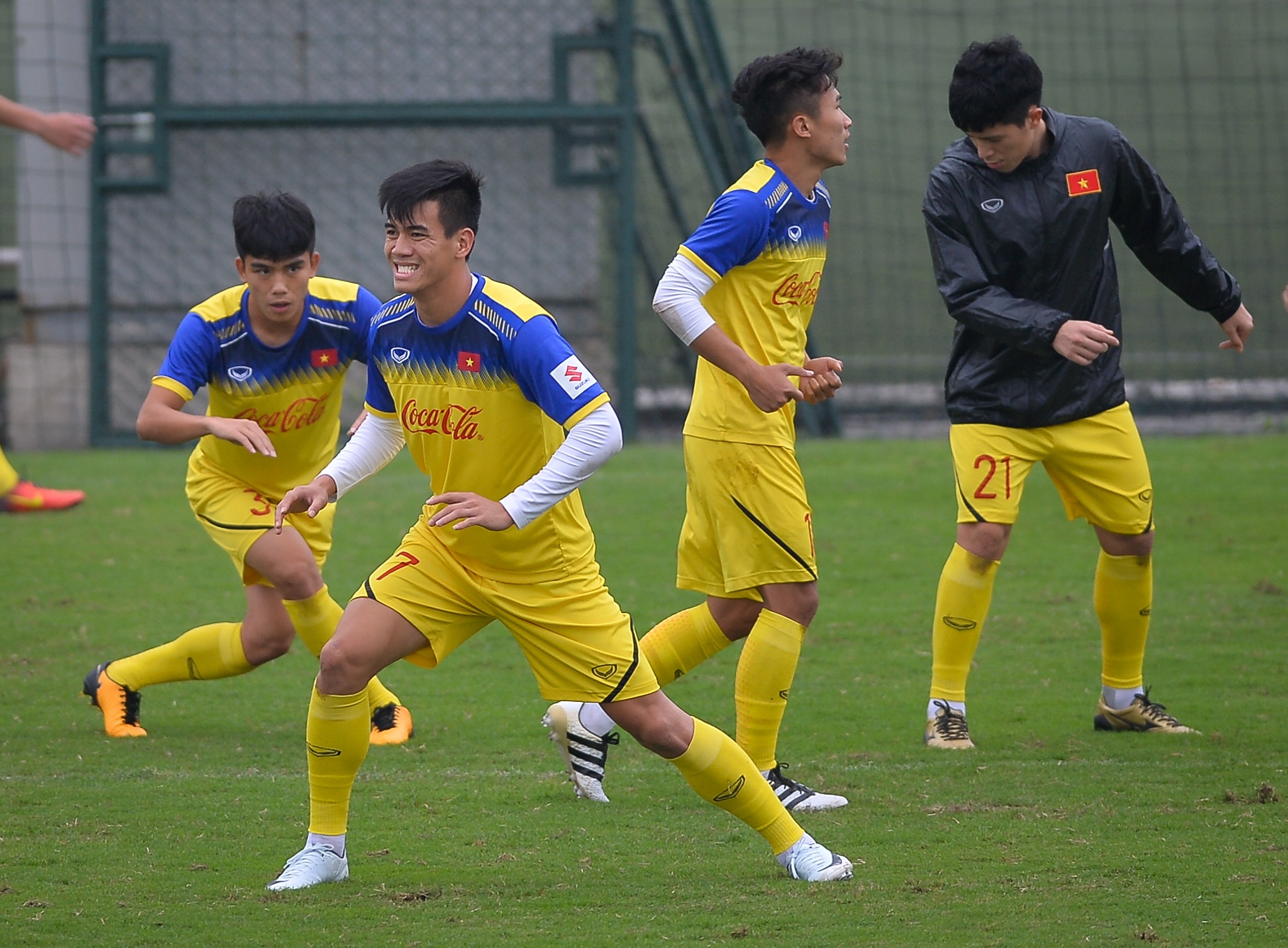 Dinh Trong mac ao gio ep can anh 6