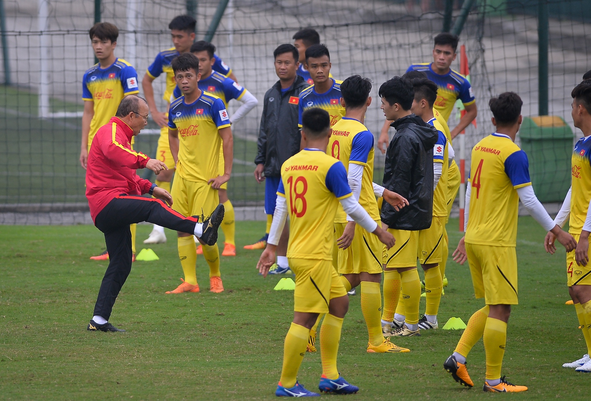 Dinh Trong mac ao gio ep can anh 8