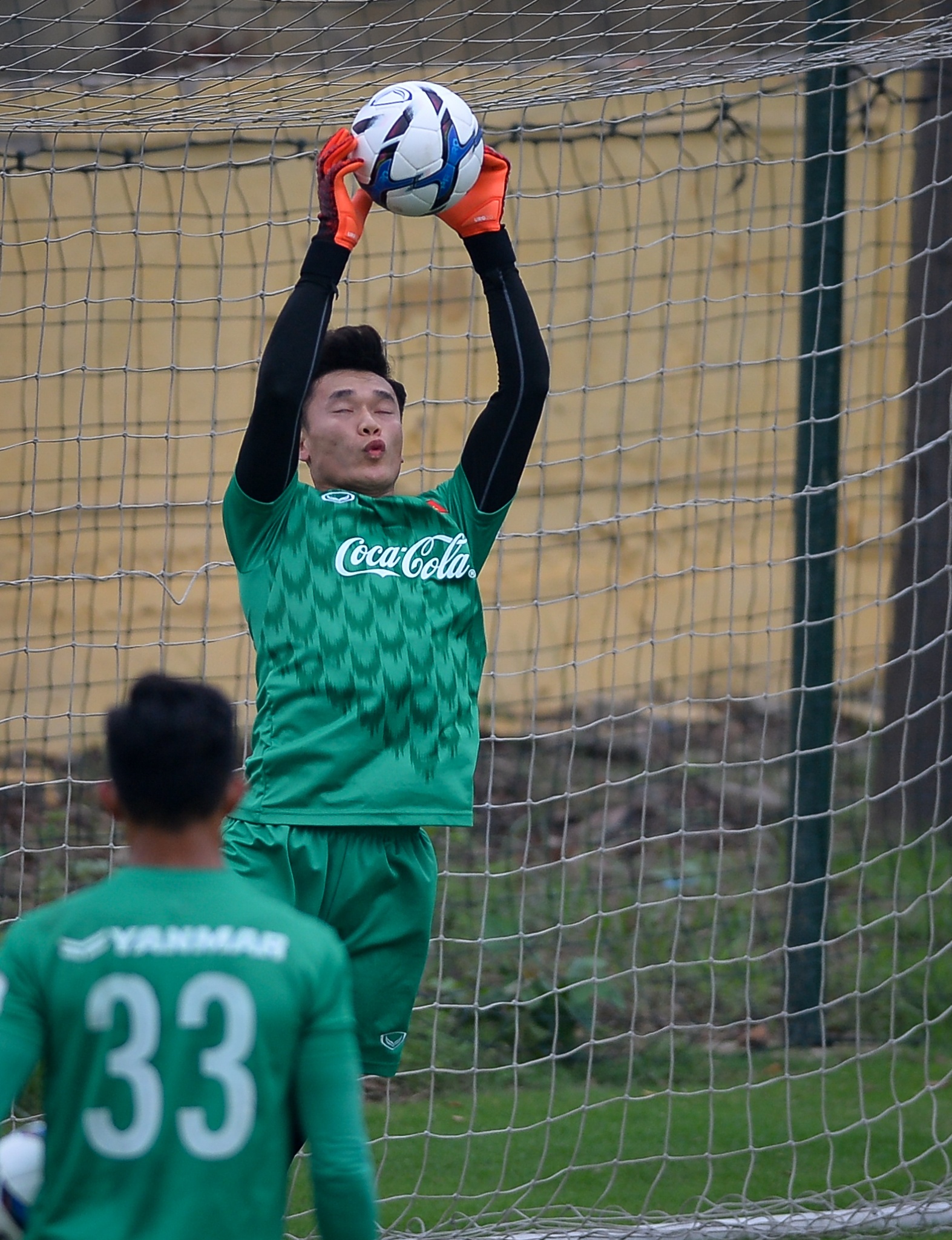 Dinh Trong mac ao gio ep can anh 9