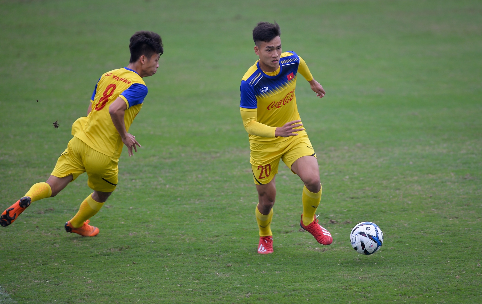 Dinh Trong mac ao gio ep can anh 10