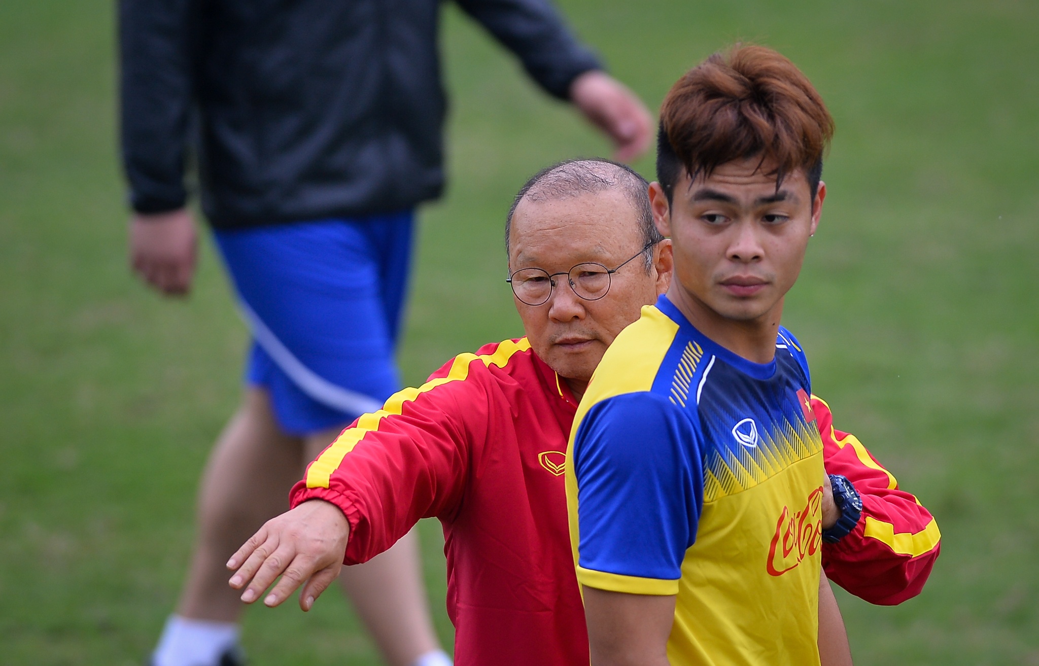 Dinh Trong mac ao gio ep can anh 7