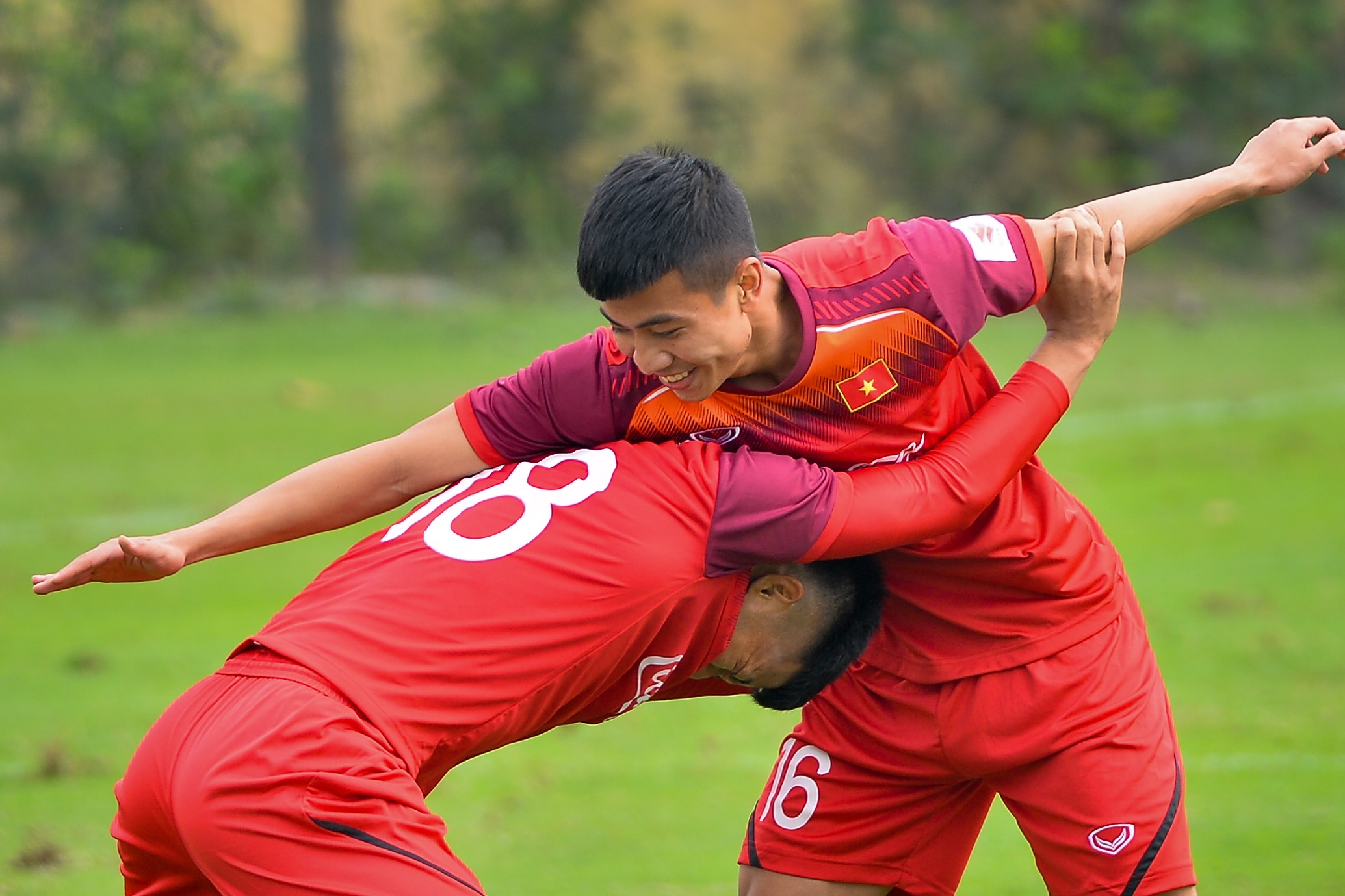 Duc Chinh huc dau vao dong doi trong tro choi cua thay Park hinh anh