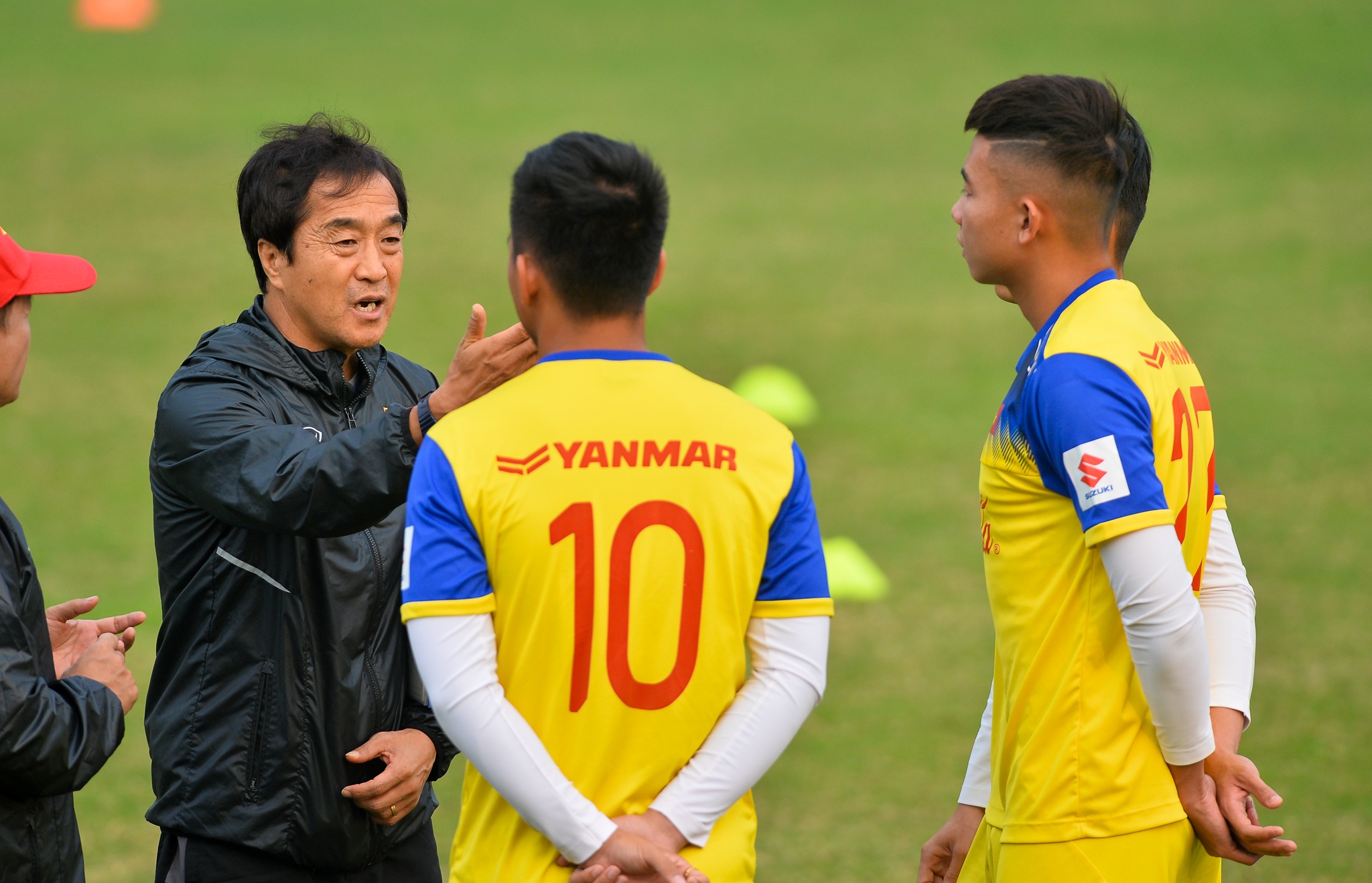 Tro ly Lee nam doi U23 khi thay Park di nhan giai thuong hinh anh