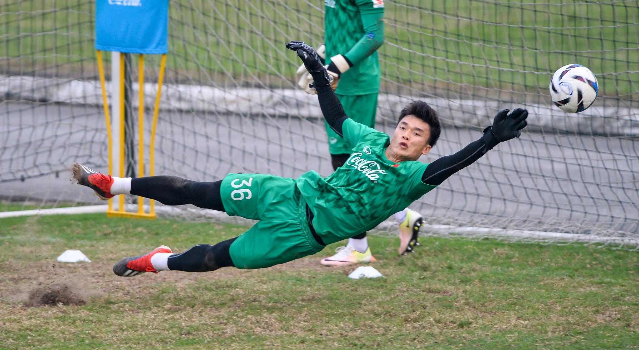 Bui Tien Dung tro tai bay luon trong khung go U23 Viet Nam hinh anh