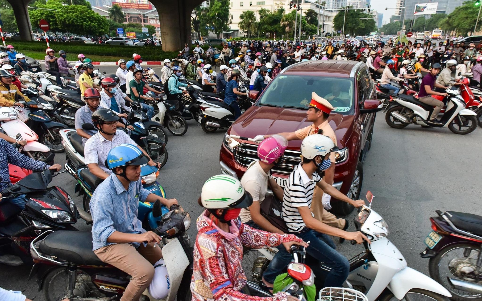 Toan canh 2 tuyen duong Ha Noi du dinh thi diem cam xe may hinh anh