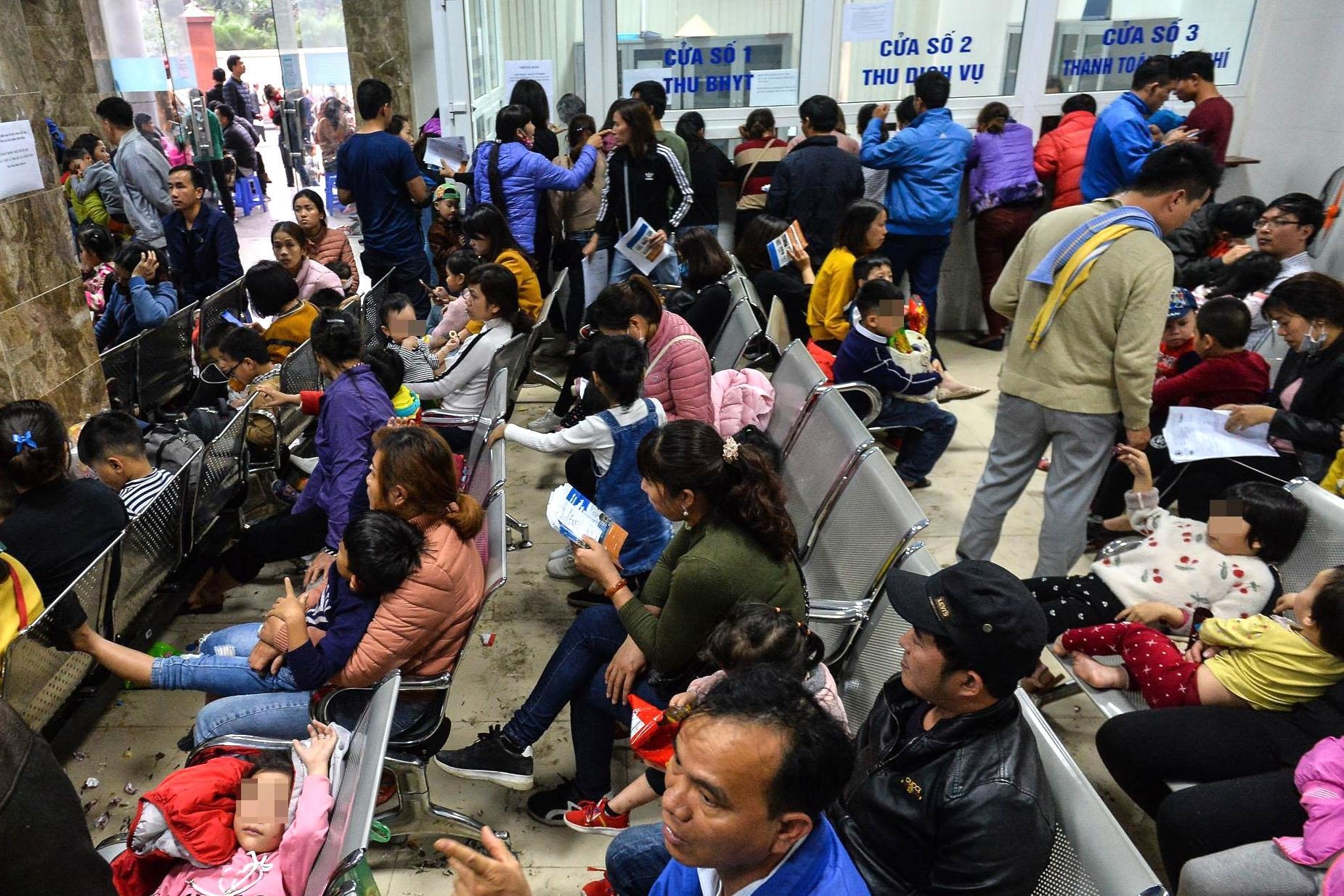 '4h sang phong kham da chat kin nguoi cho xet nghiem san lon' hinh anh