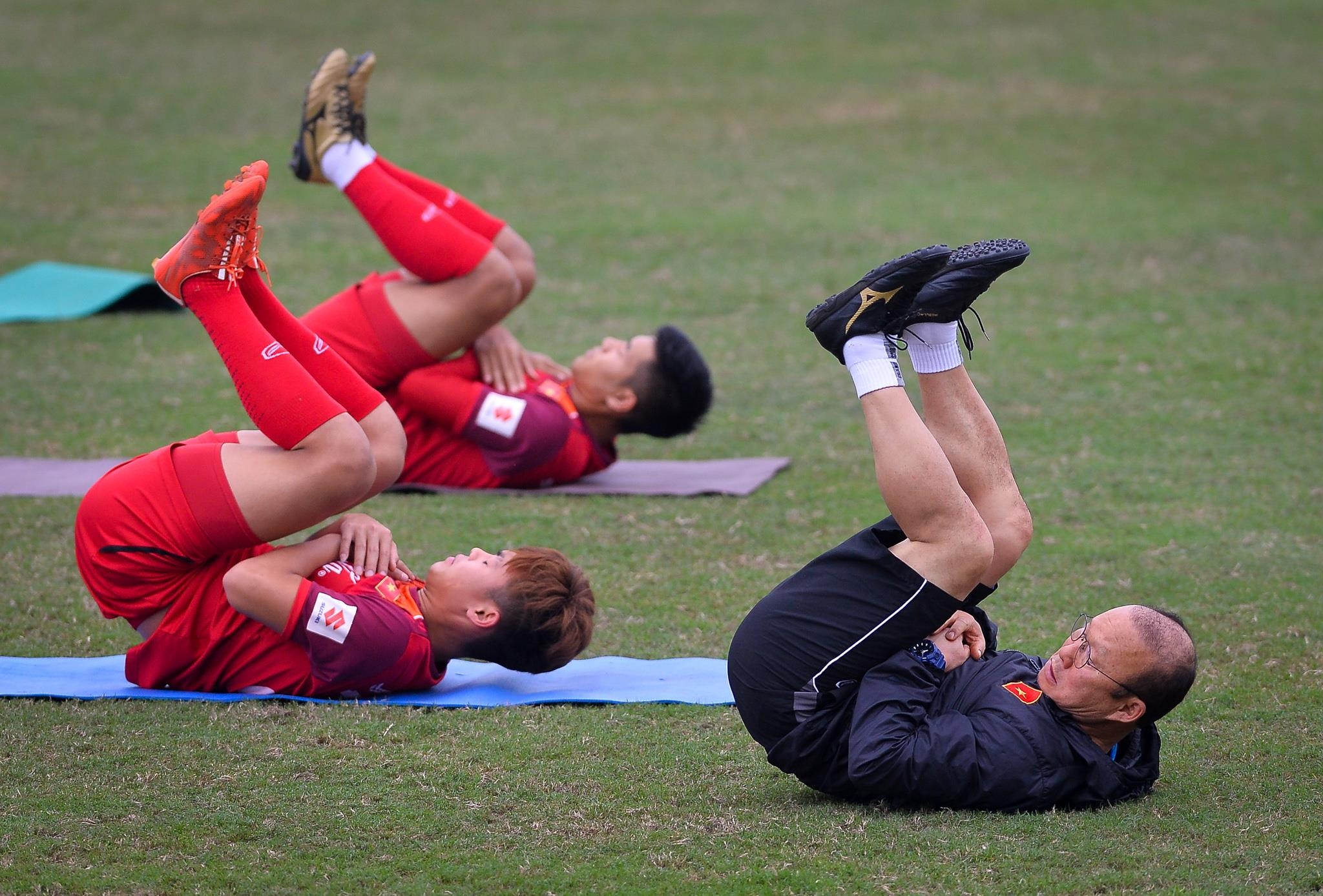 Thay Park Hang-seo tho doc khi khoi dong voi hoc tro hinh anh