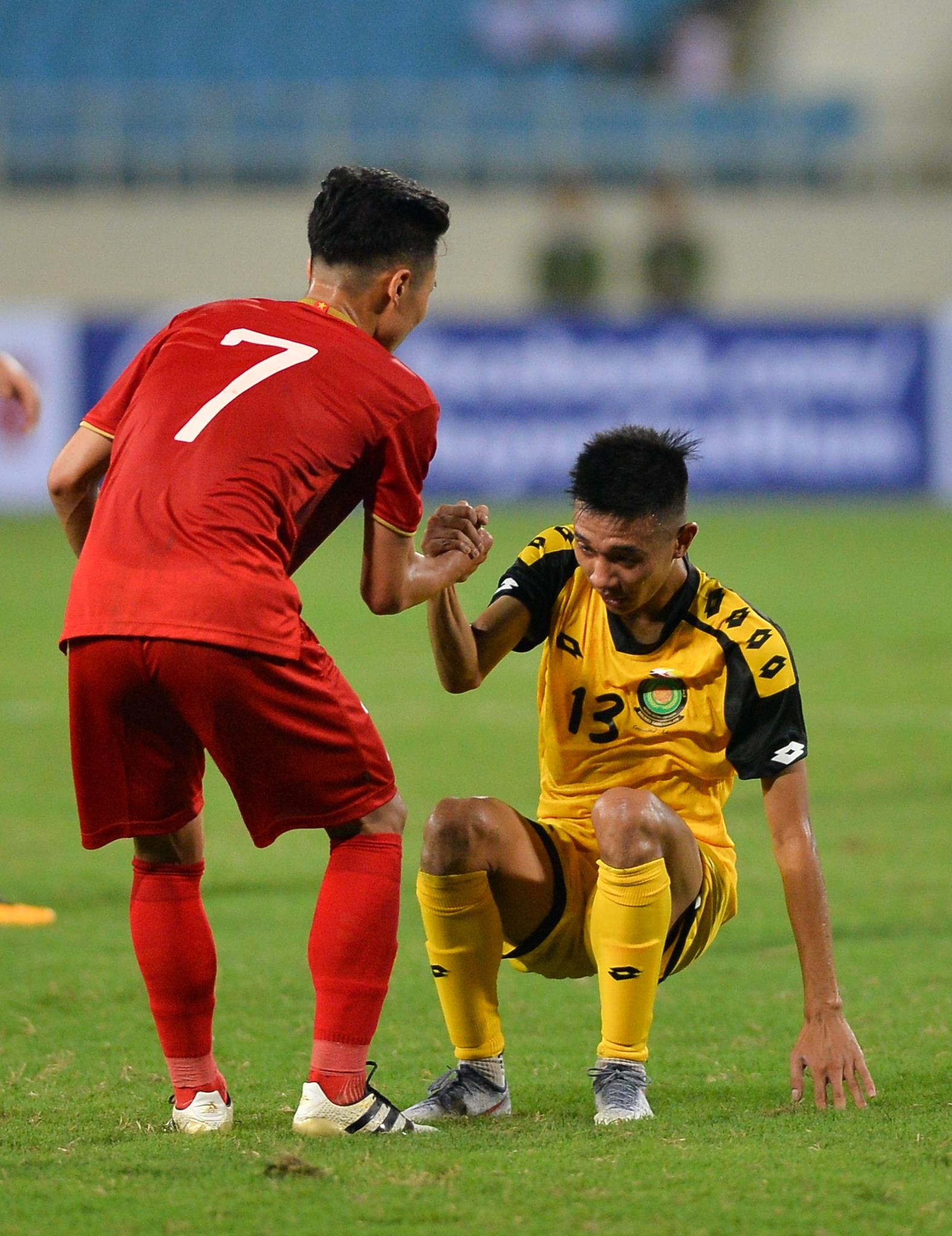 giup do cau thu Brubei anh 3