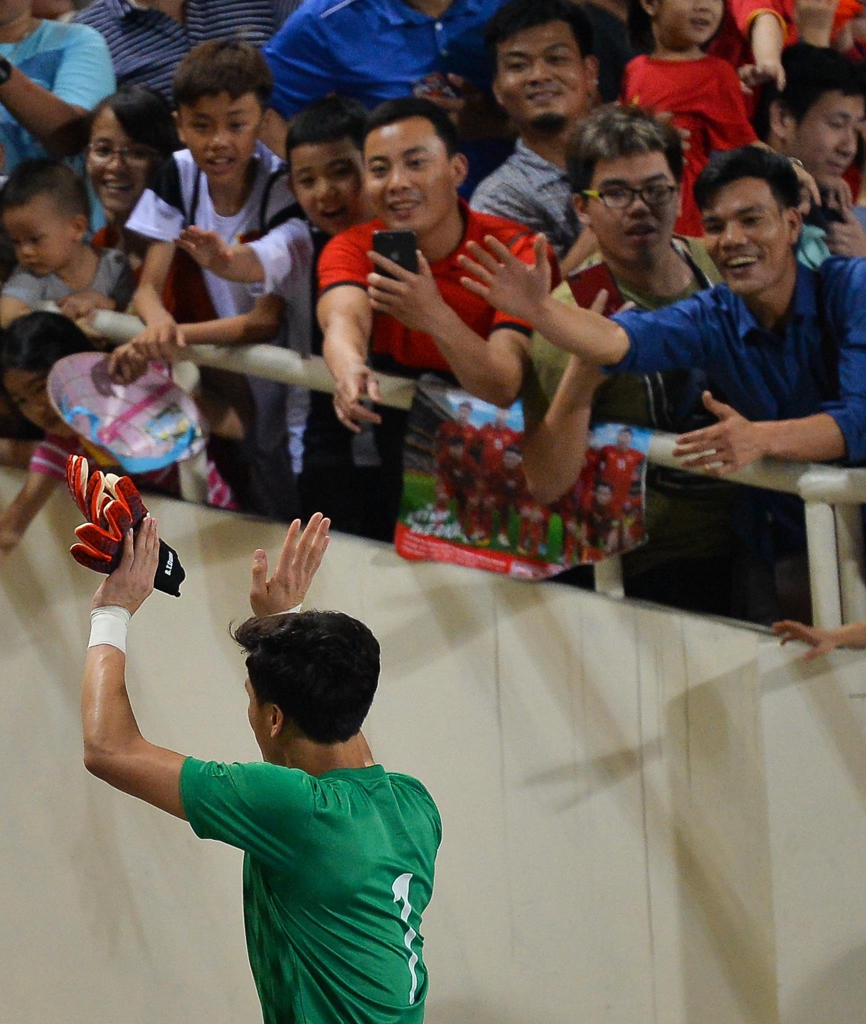 giup do cau thu Brubei anh 8