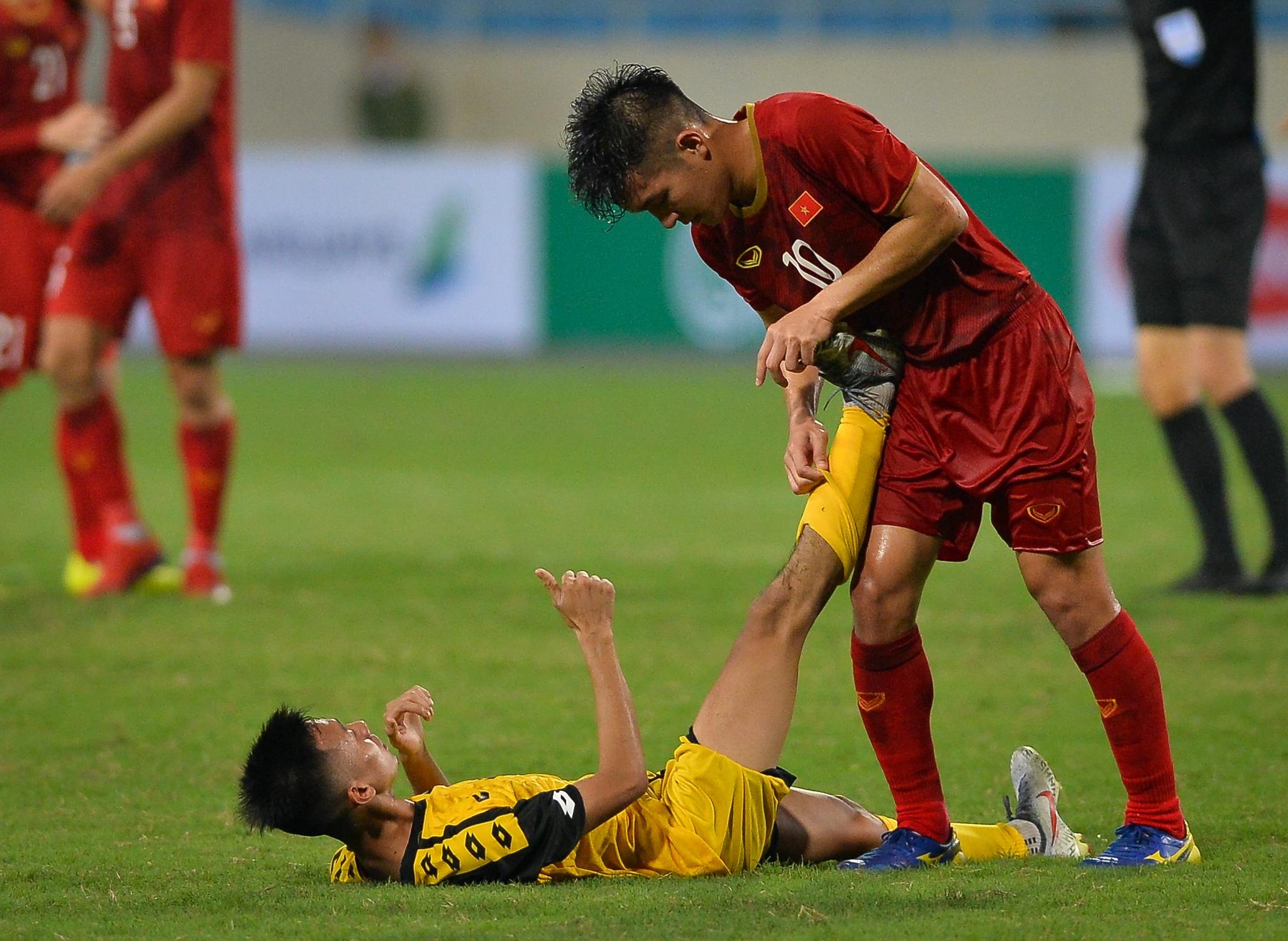 Tan Sinh, Thai Quy giup do cau thu Brunei bi chuot rut sau tran dau hinh anh