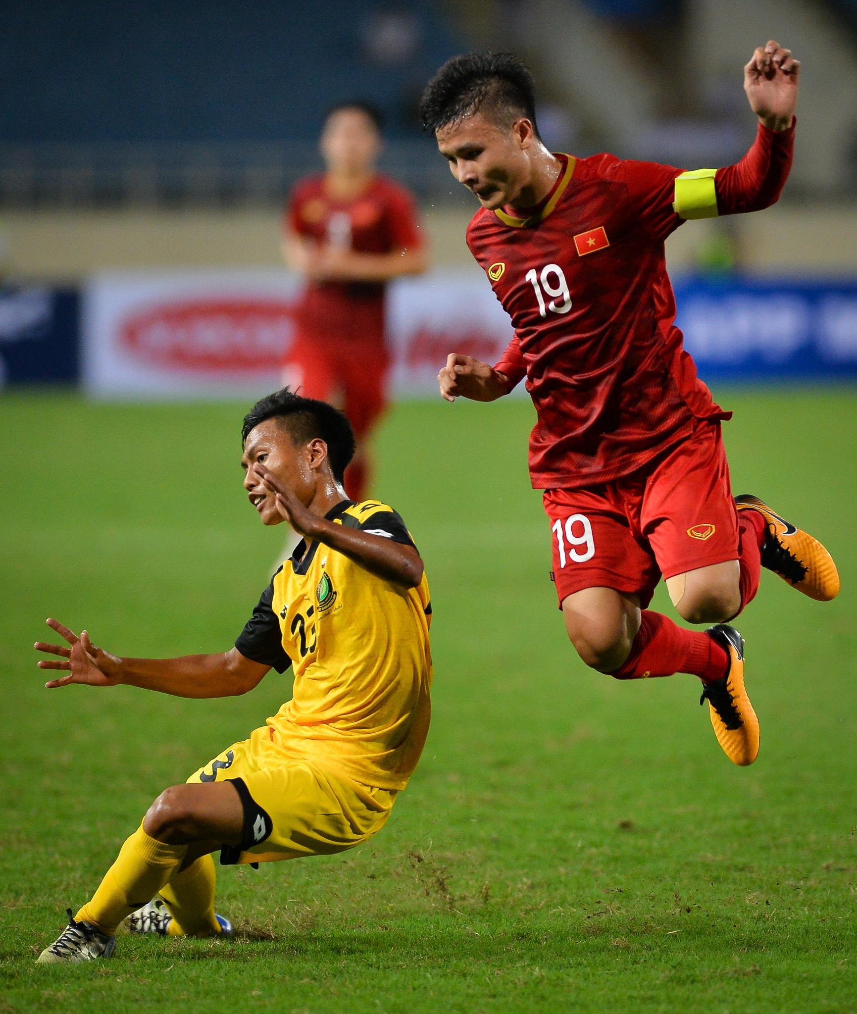 Quang Hải tung người volley ảnh 2 Quang Hai tung nguoi volley anh 2