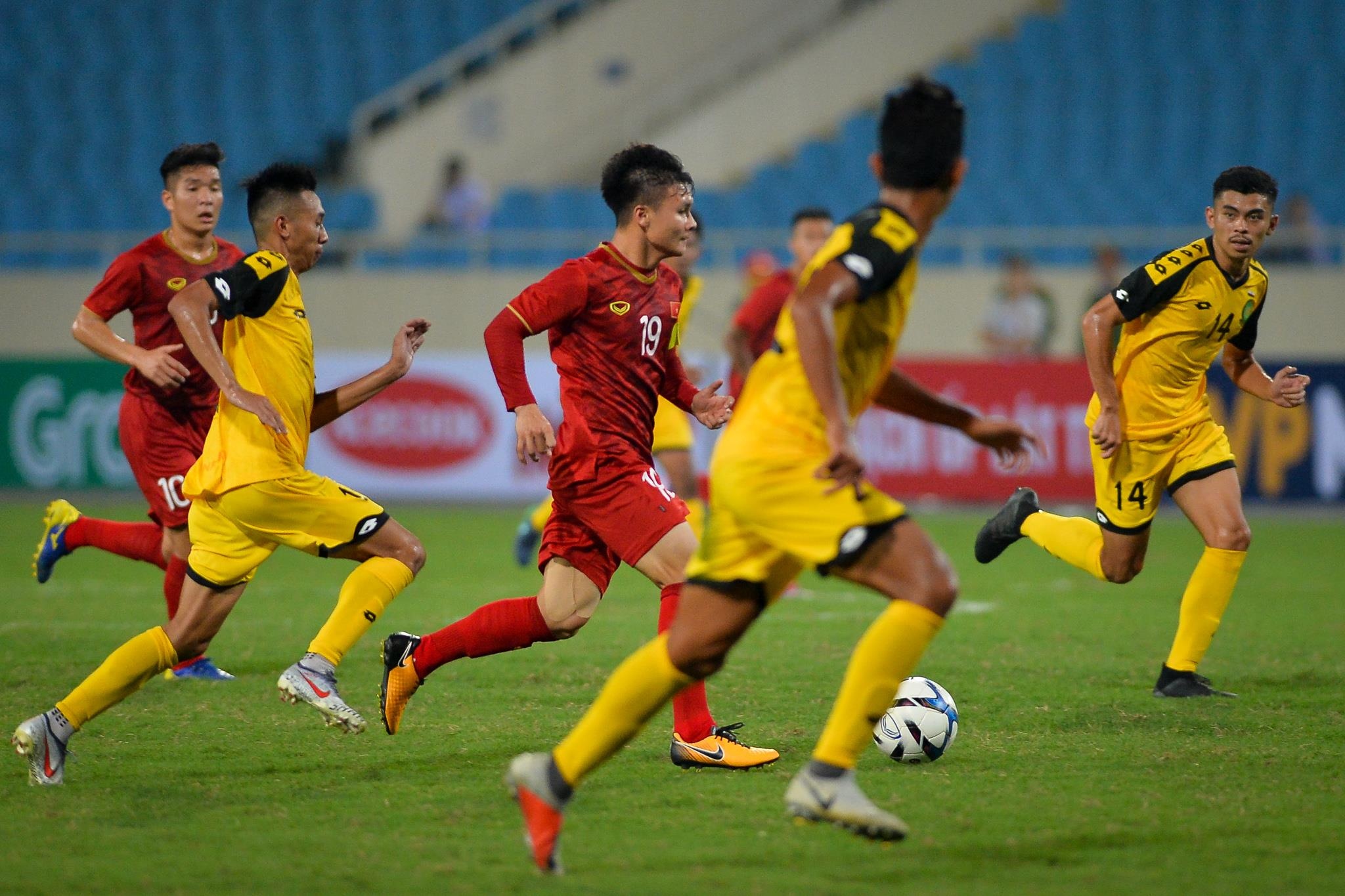 Quang Hải tung người volley ảnh 3 Quang Hai tung nguoi volley anh 3