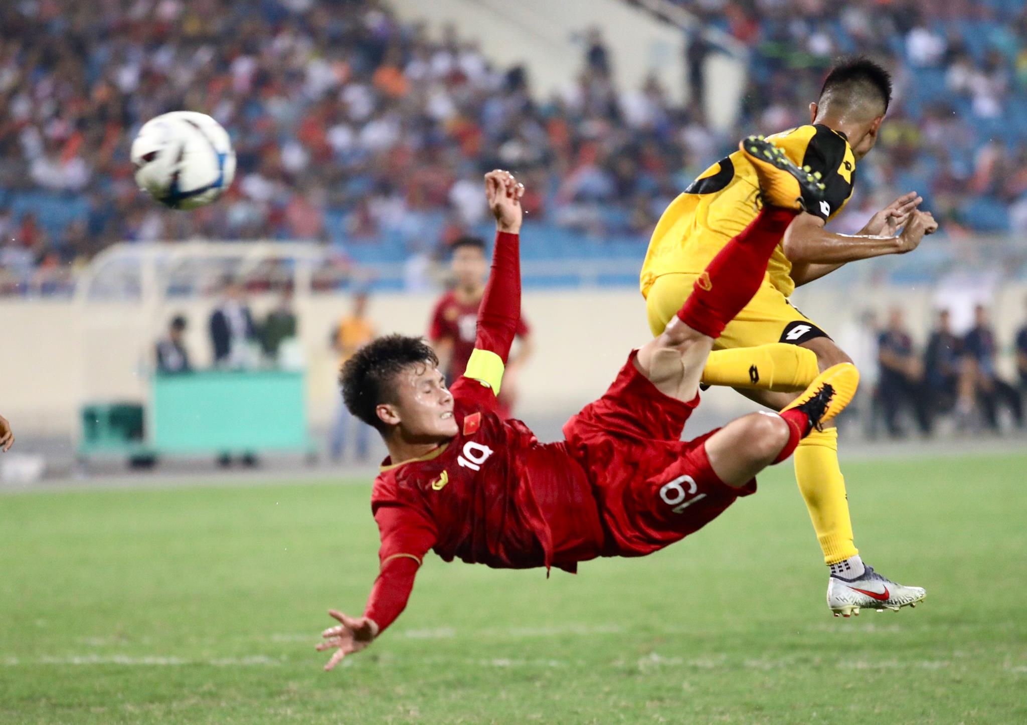 Quang Hải tung người volley ảnh 5 Quang Hai tung nguoi volley anh 5