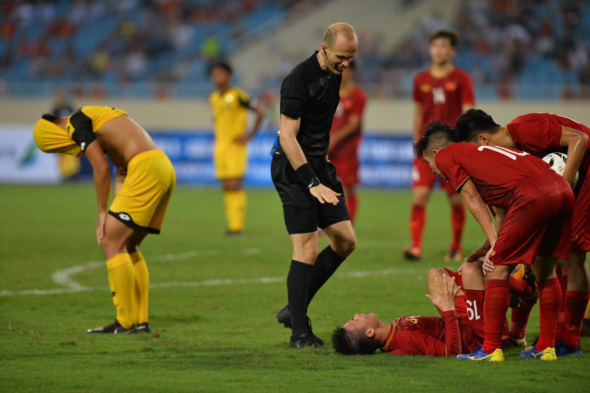 Quang Hải tung người volley ảnh 7 Quang Hai tung nguoi volley anh 7