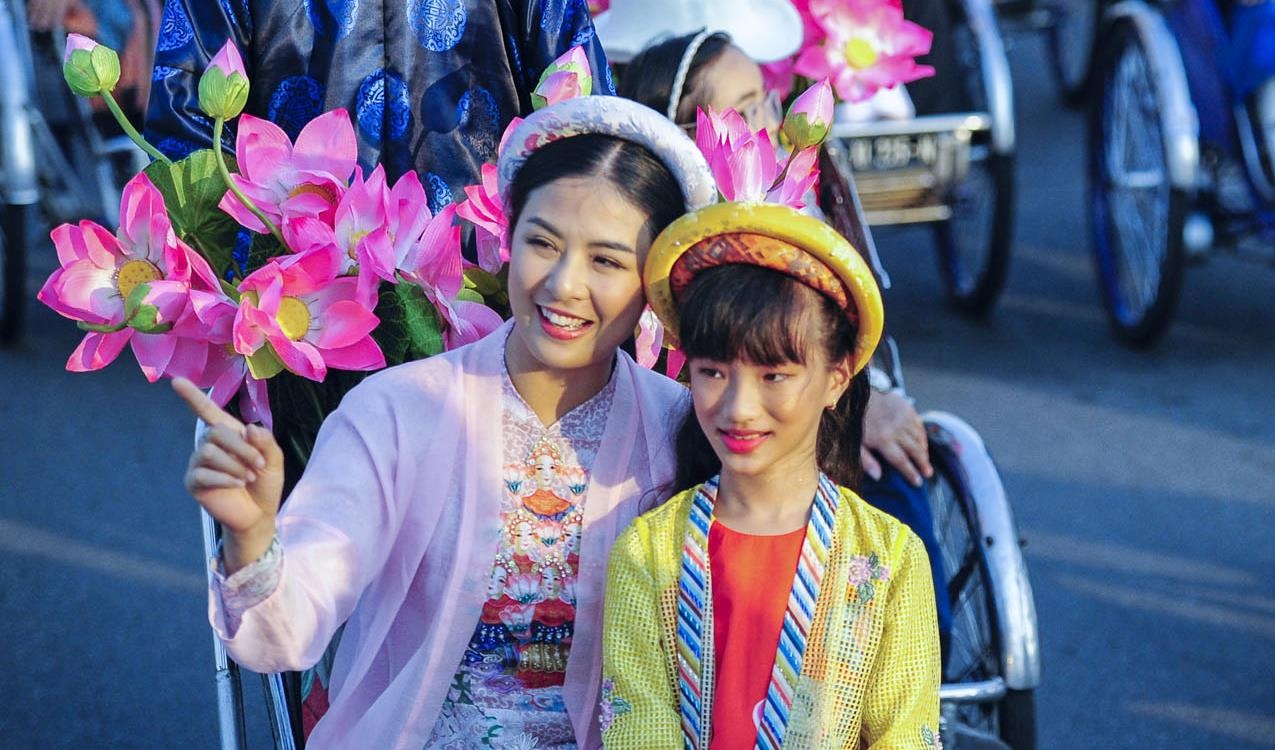 Hoa hau Ngoc Han diu dang giua doan ruoc o Hue hinh anh