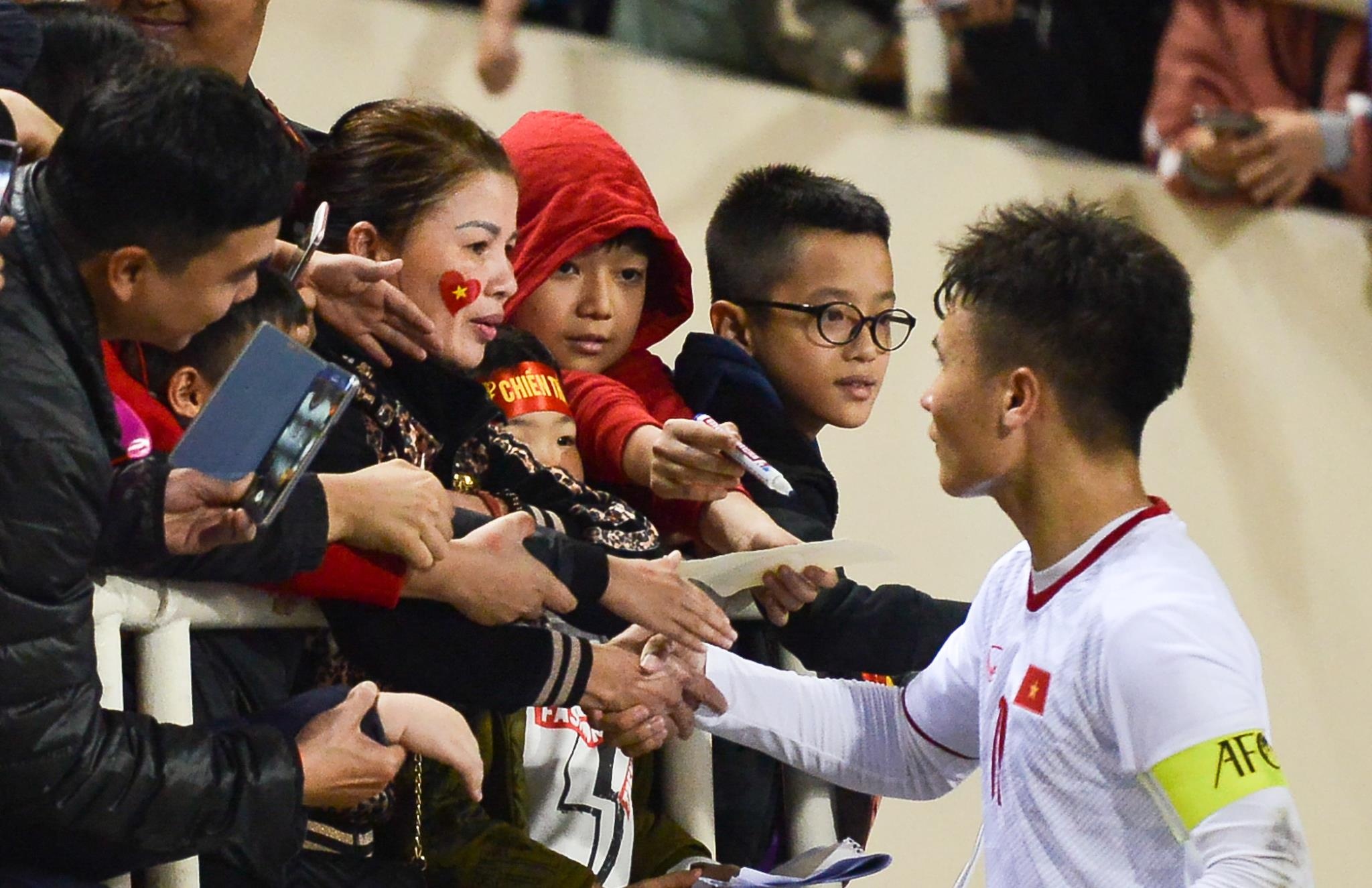 Quang Hai den nam tay me sau khi thang U23 Indonesia hinh anh