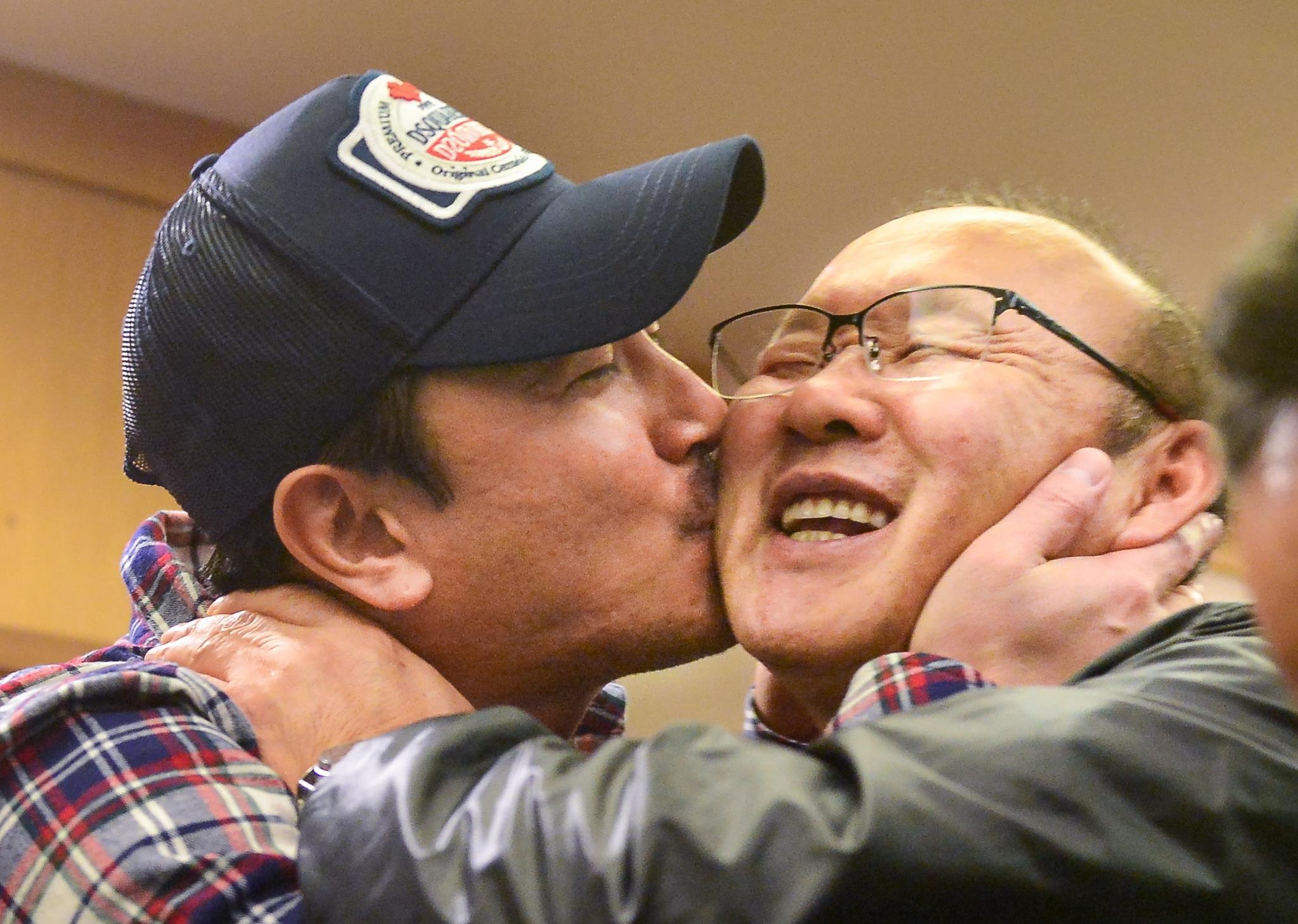 Nguoi hung World Cup 2002 'cuong hon' HLV Park Hang-seo sau dai thang hinh anh