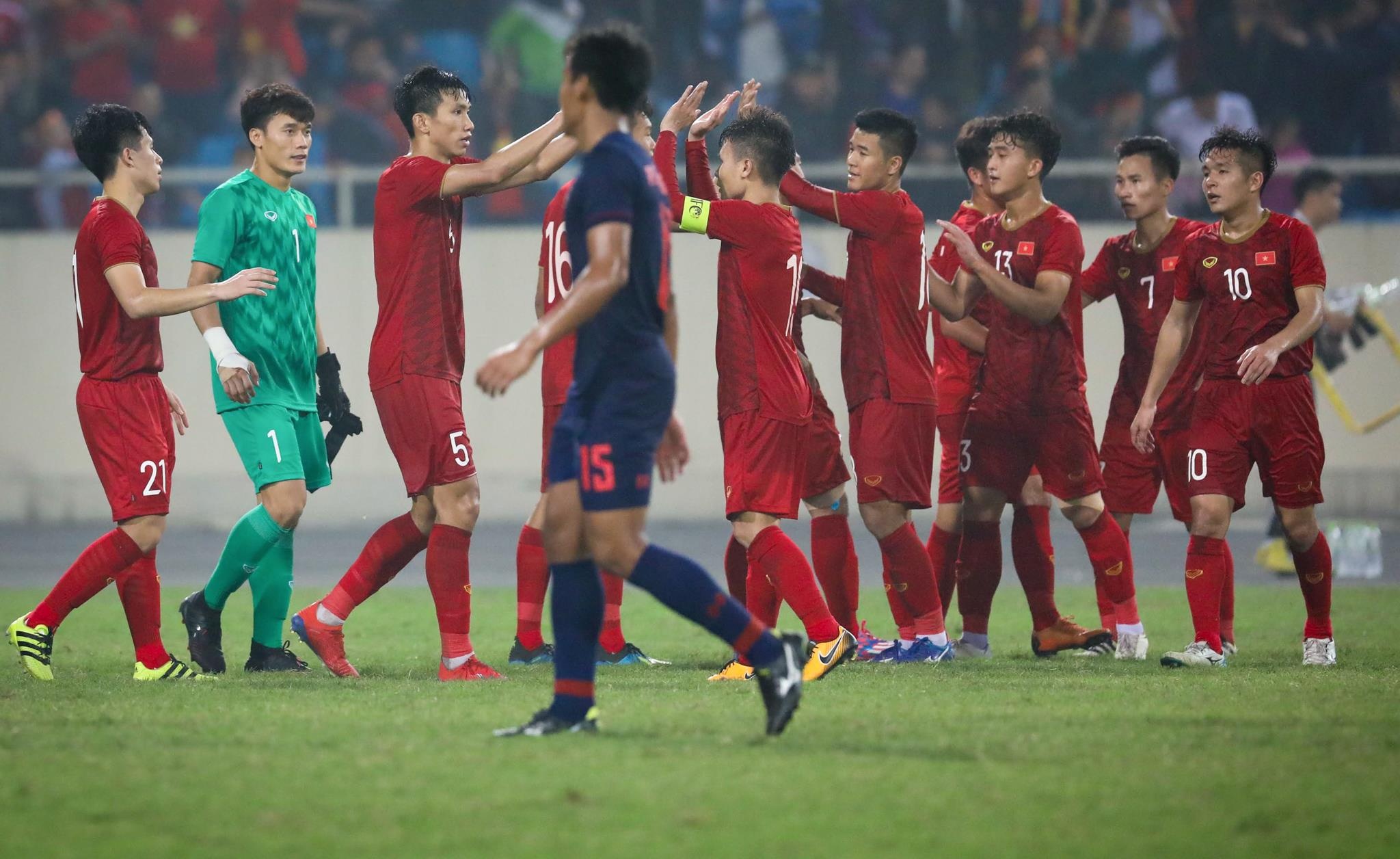 HLV Park Hang-seo om tung hoc tro anh 1