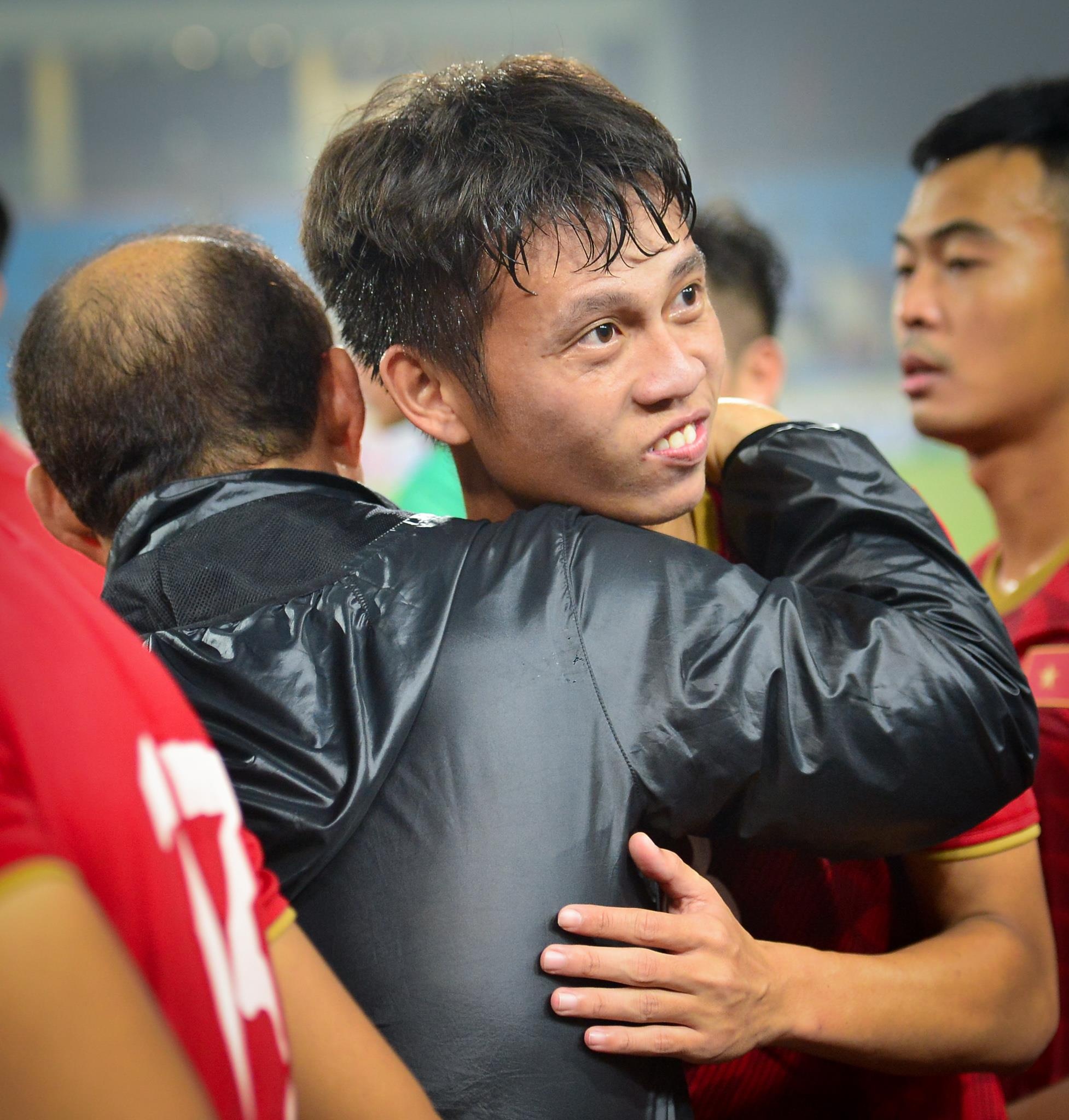 HLV Park Hang-seo om tung hoc tro anh 2