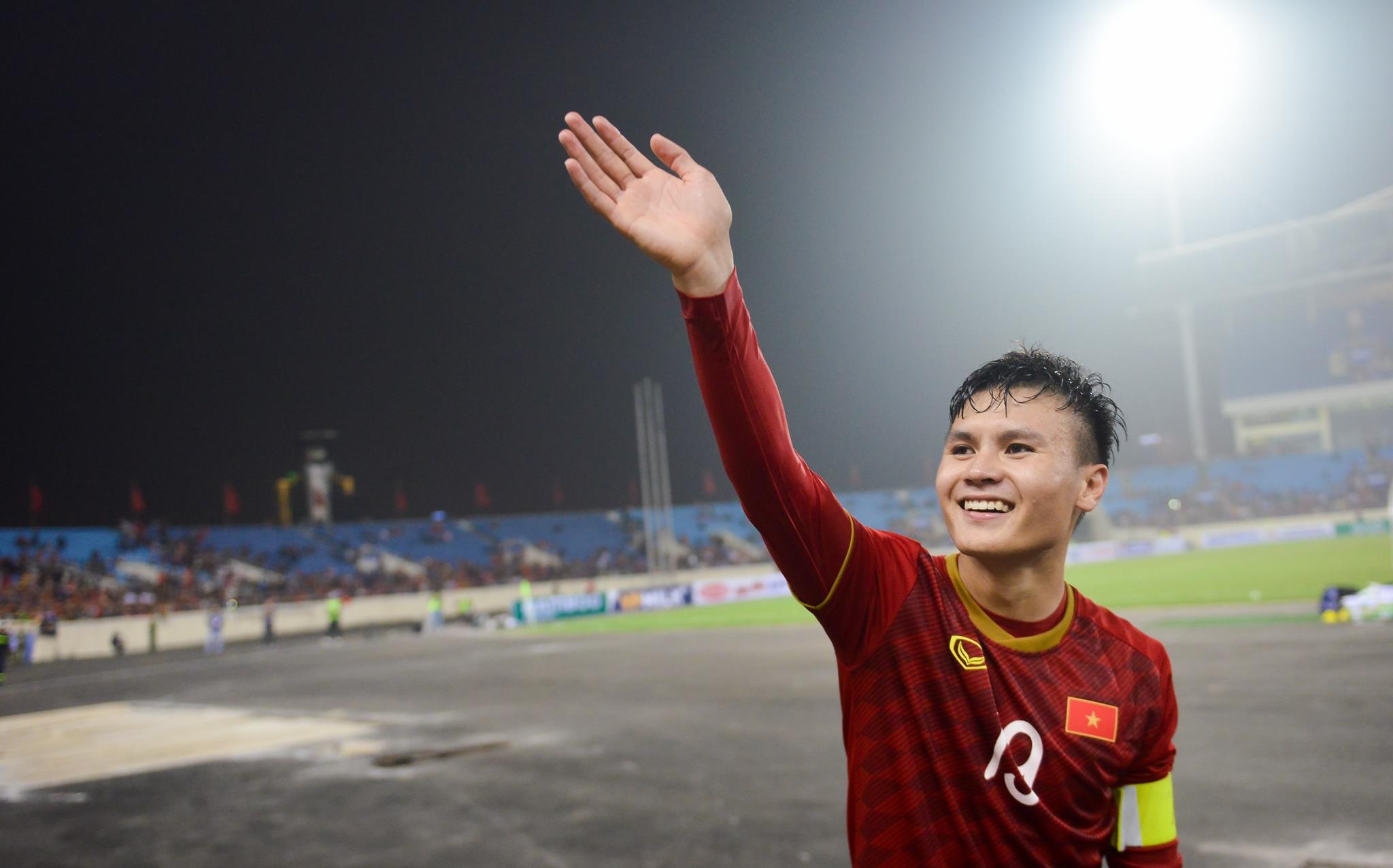 HLV Park Hang-seo om tung hoc tro anh 3