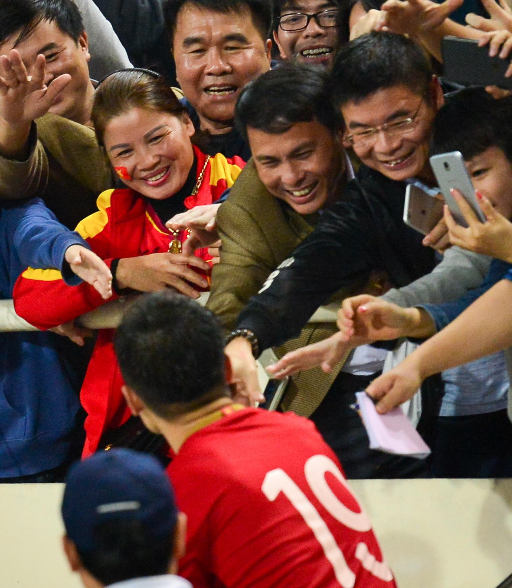 HLV Park Hang-seo om tung hoc tro anh 4