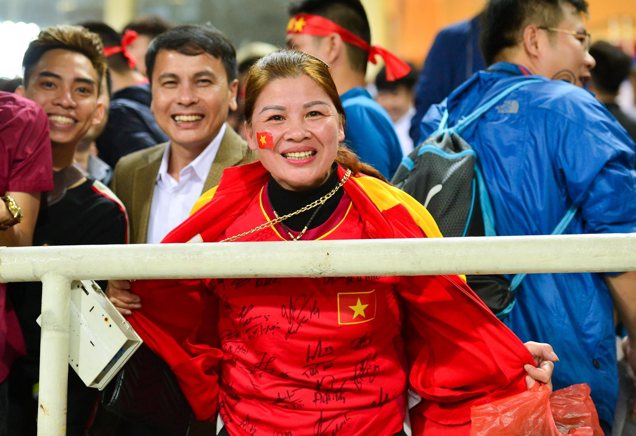 HLV Park Hang-seo om tung hoc tro anh 5