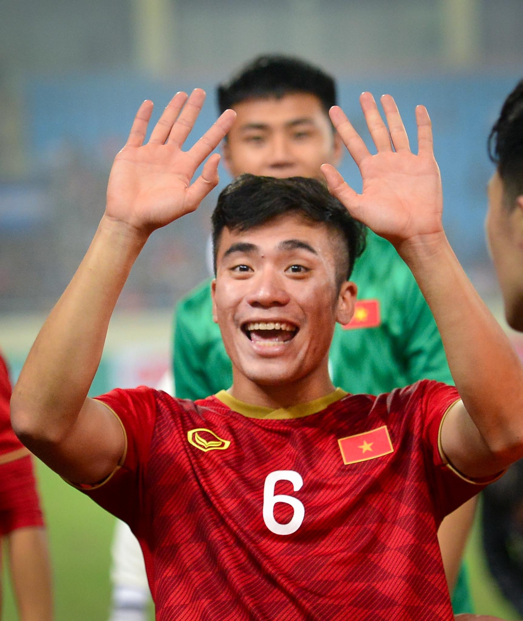 HLV Park Hang-seo om tung hoc tro anh 7