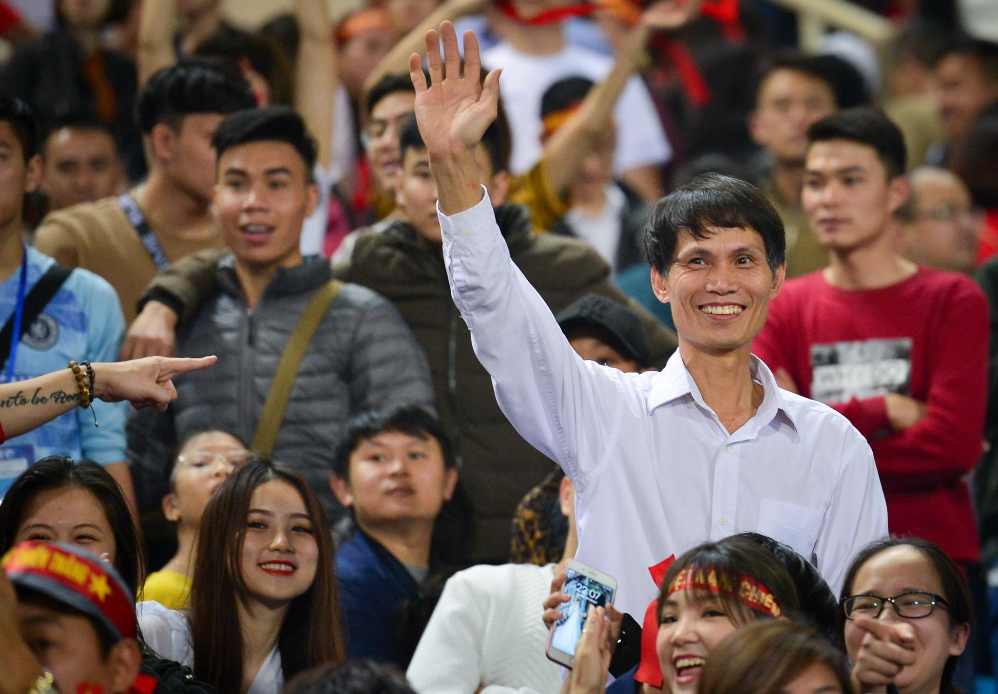 HLV Park Hang-seo om tung hoc tro anh 8