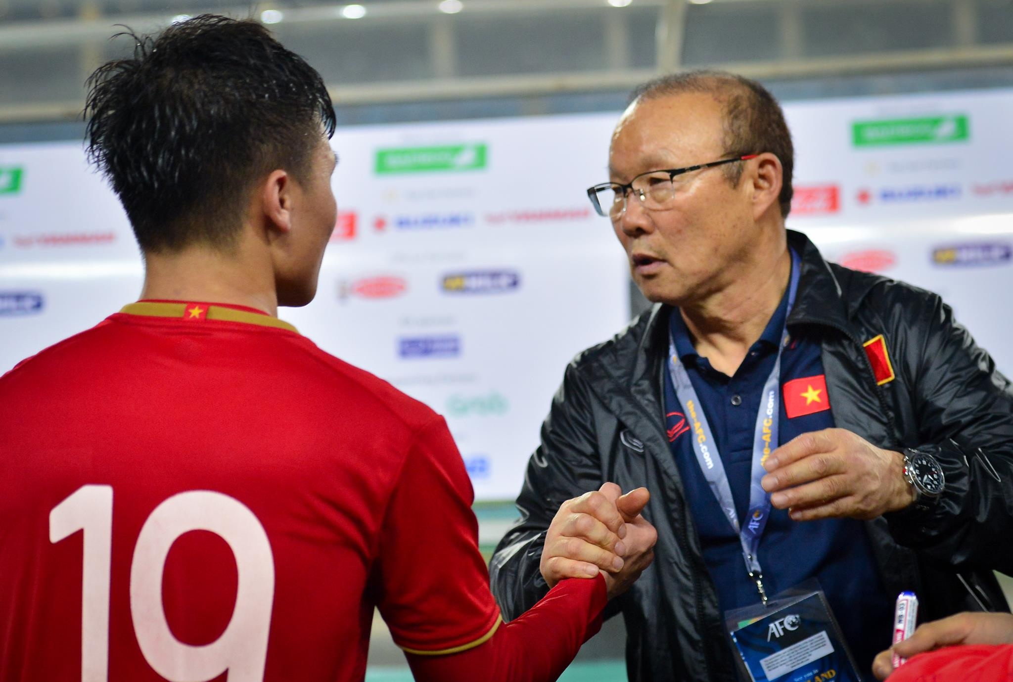 HLV Park Hang-seo om tung hoc tro sau chien thang hinh anh