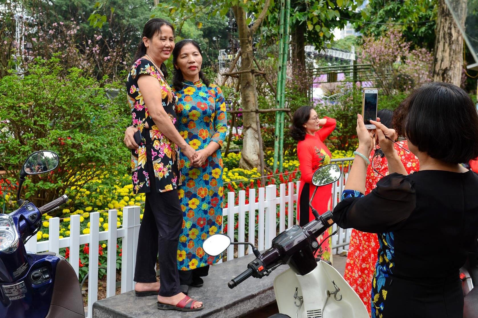 Chua khai mac, le hoi hoa anh dao da xuat hien hinh anh khong dep hinh anh