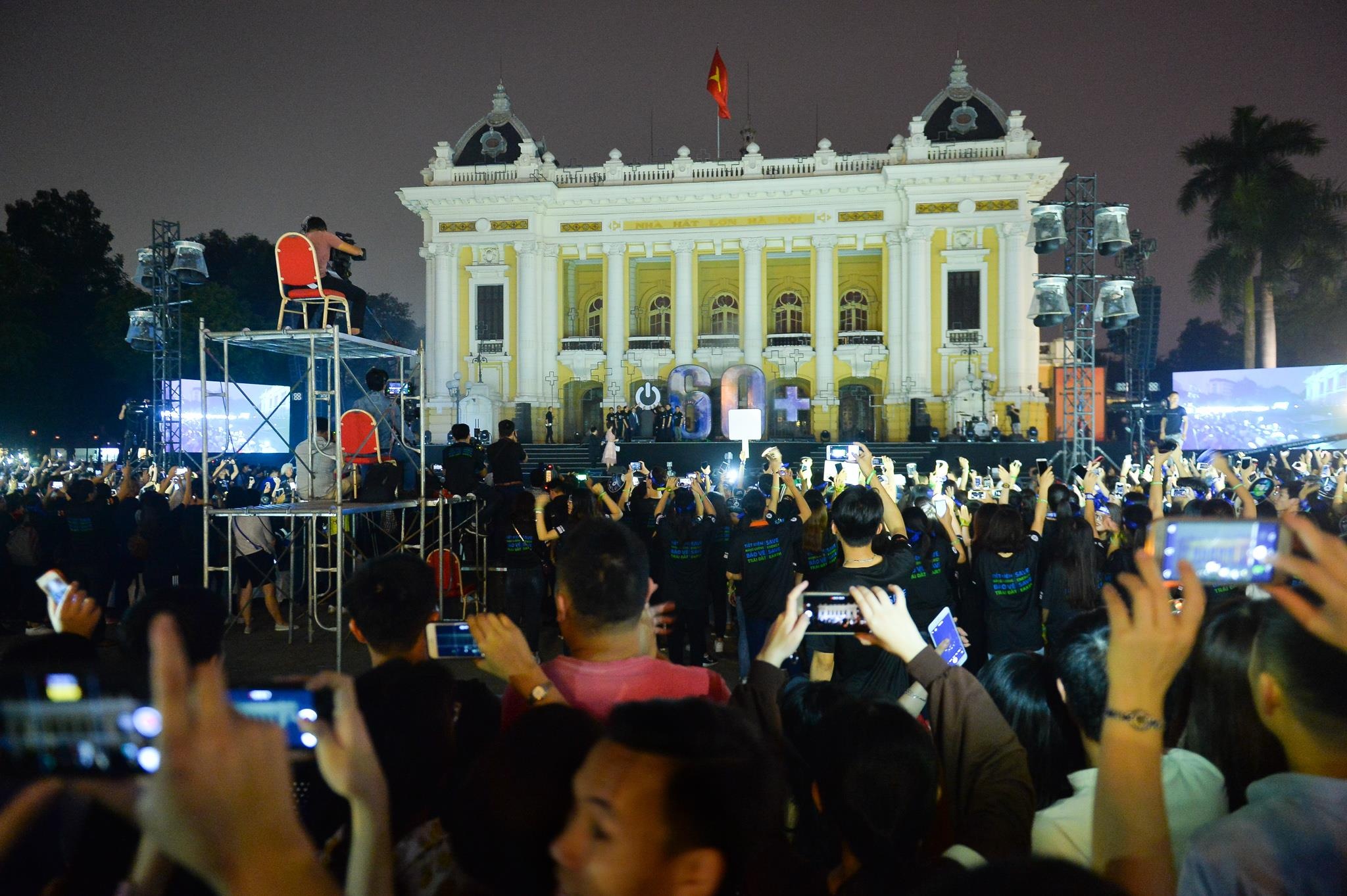 ho Guom lung linh trong Gio Trai dat anh 1