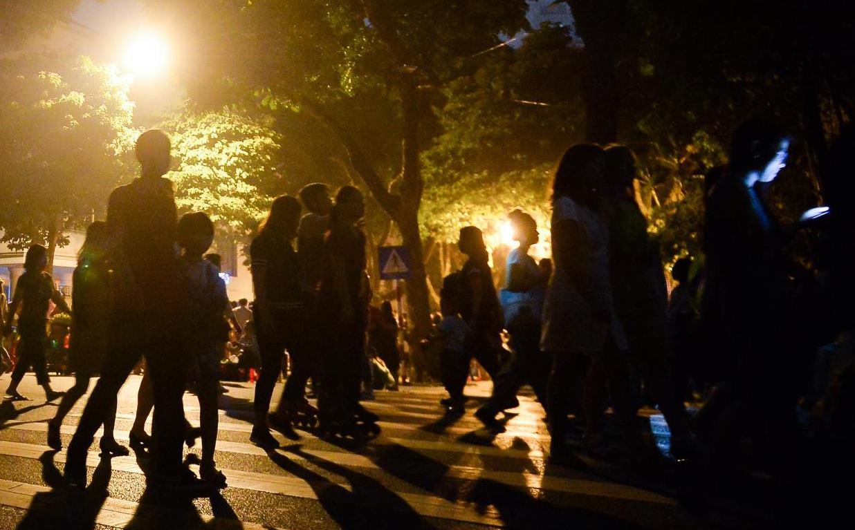 60 phut tat den toi den o trung tam thanh pho hinh anh