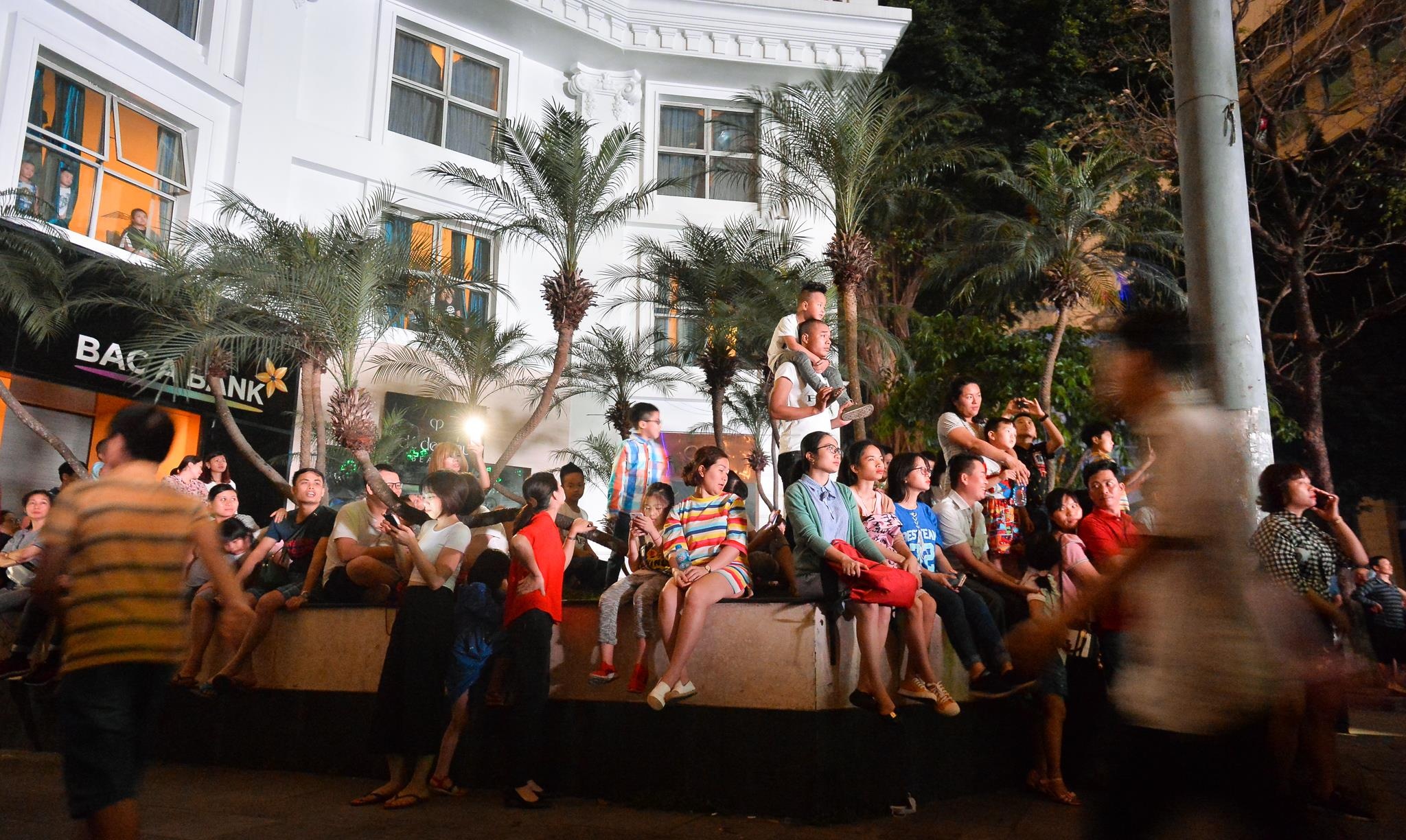 ho Guom lung linh trong Gio Trai dat anh 3