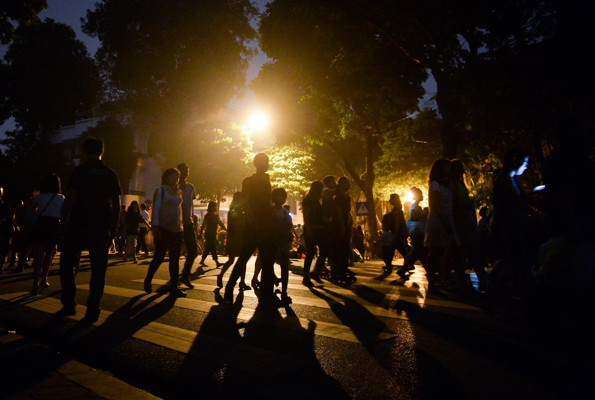 ho Guom lung linh trong Gio Trai dat anh 4