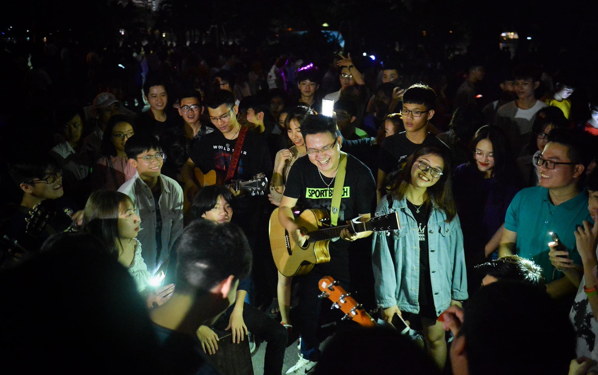 ho Guom lung linh trong Gio Trai dat anh 8