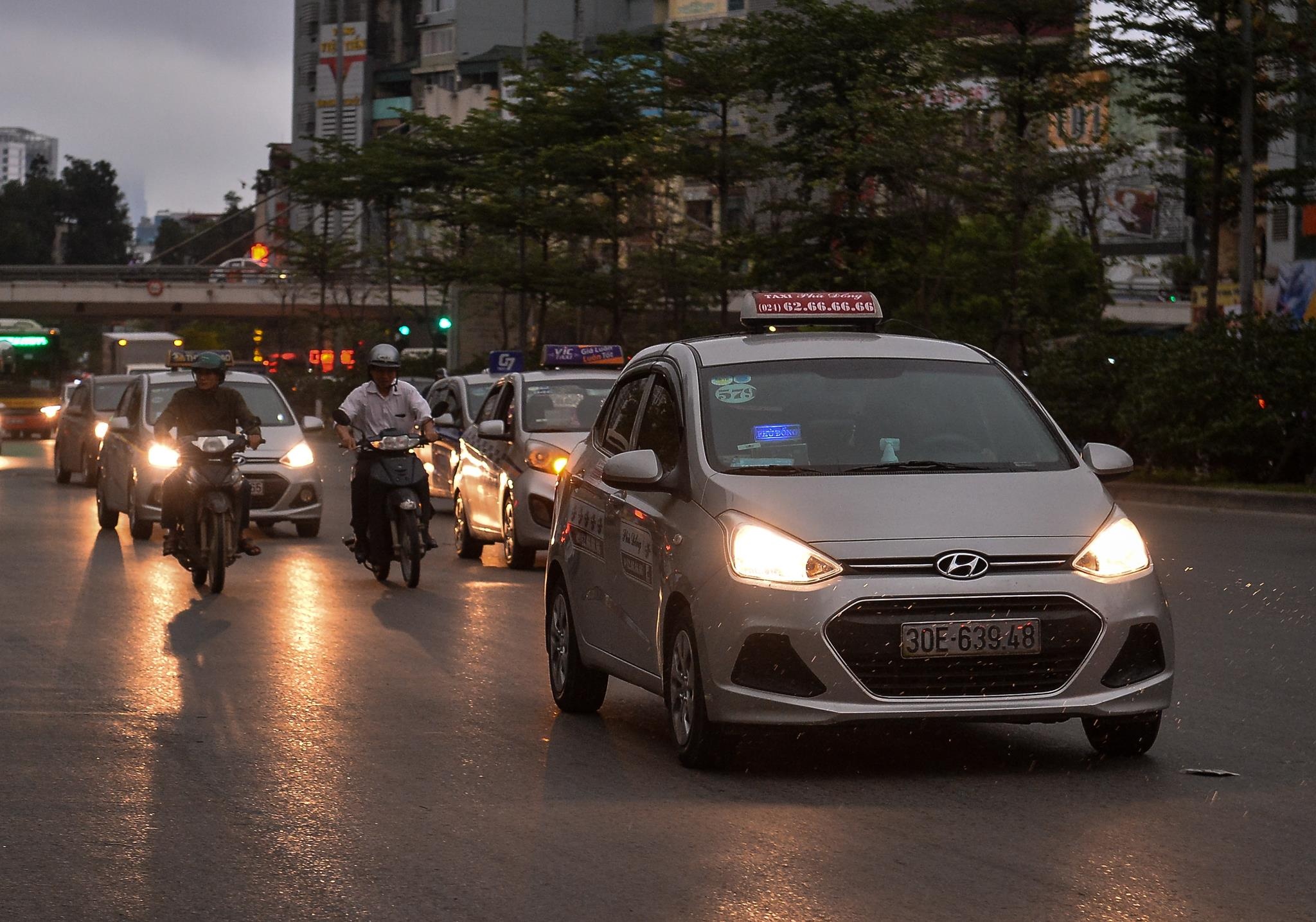 Troi Ha Noi toi sam luc 8h, oto bat den di chuyen hinh anh