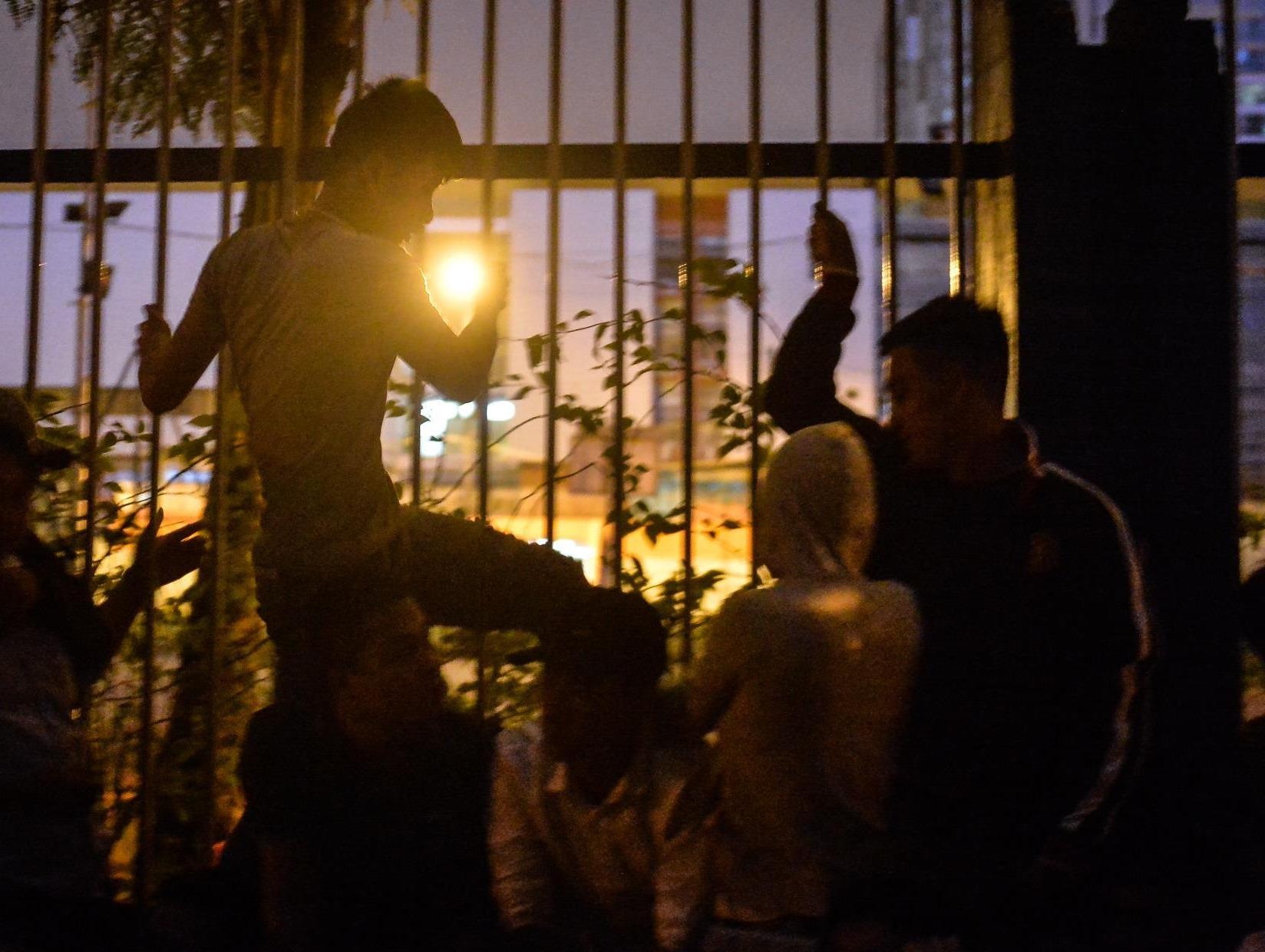 Xep hang tu 2h cho xin visa Han Quoc: Mat cho chi vi di ve sinh hinh anh