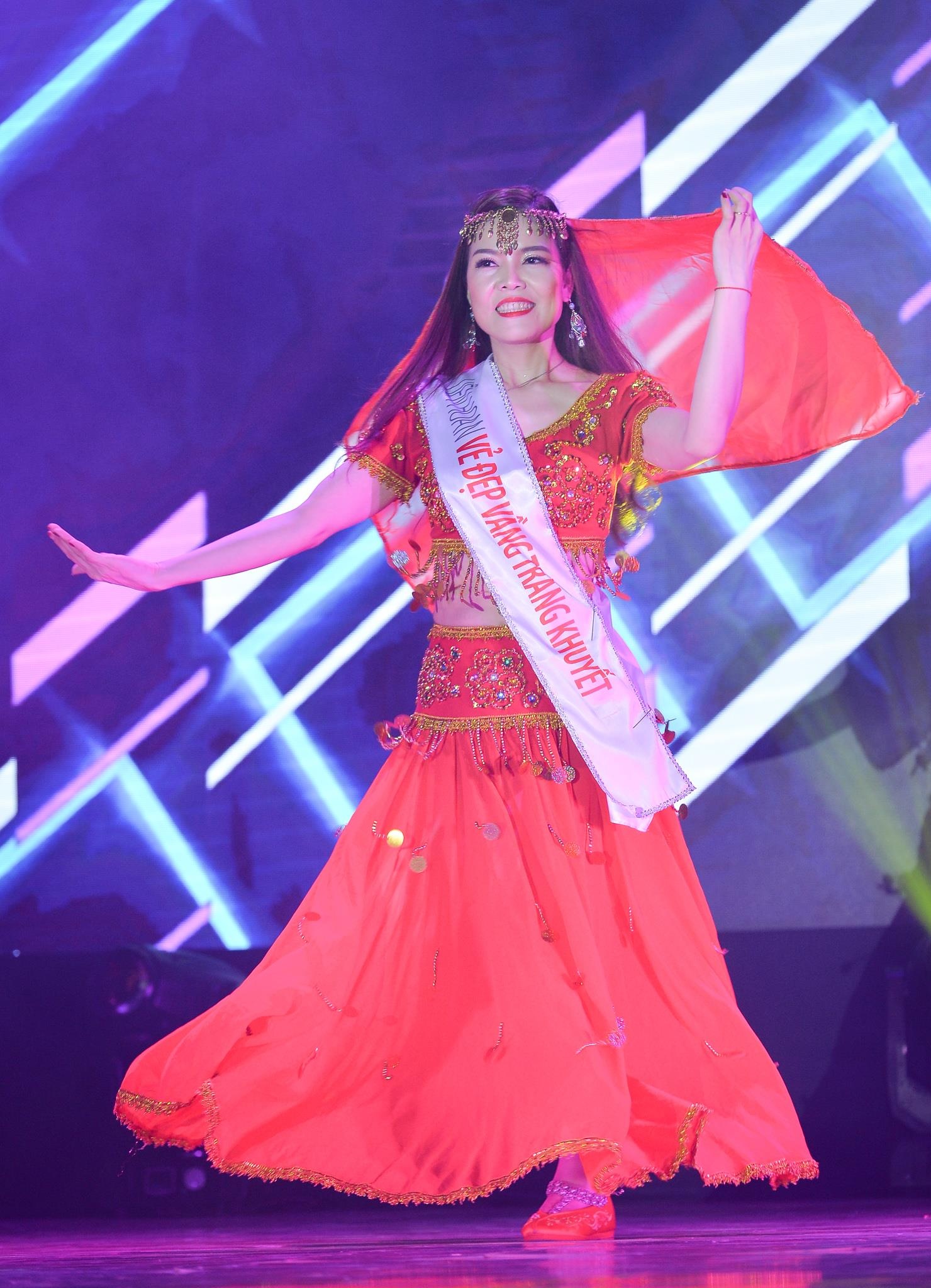 hoa khôi Vẻ đẹp Vầng trăng khuyết ảnh 3 hoa khoi Ve dep Vang trang khuyet anh 3