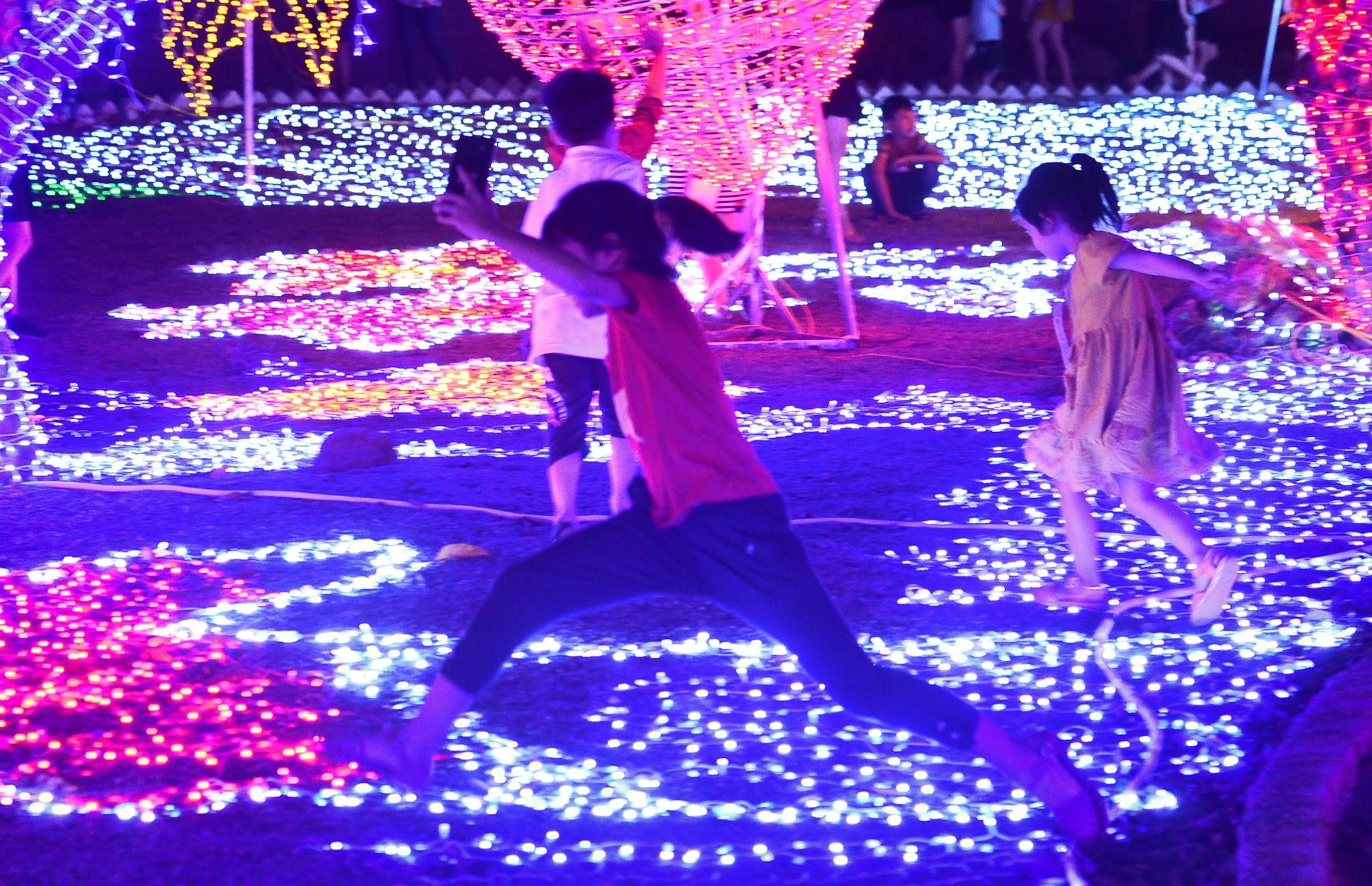 Canh dam dap bong den trang tri tai cong vien anh sang vua khai truong hinh anh