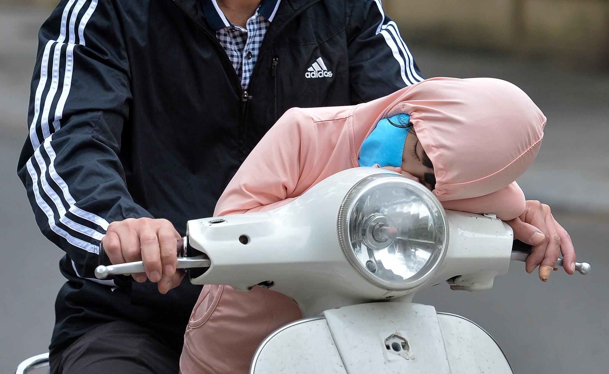 Nguoi mac ao ret, nguoi coi tran tam ho trong dot lanh giua mua he hinh anh