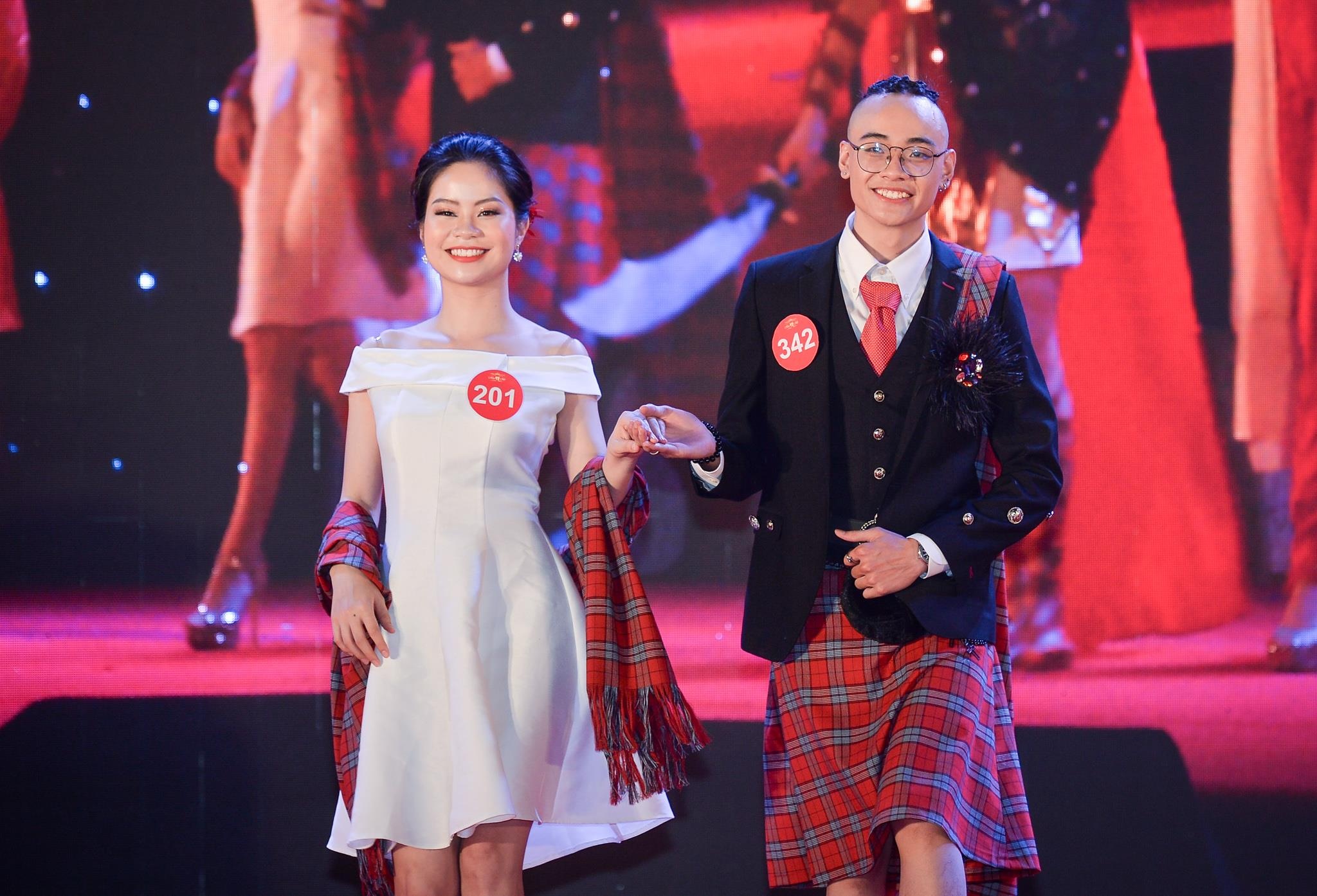 Nam sinh mac vay trong dem chung ket Miss & Mr DH Quoc gia Ha Noi hinh anh