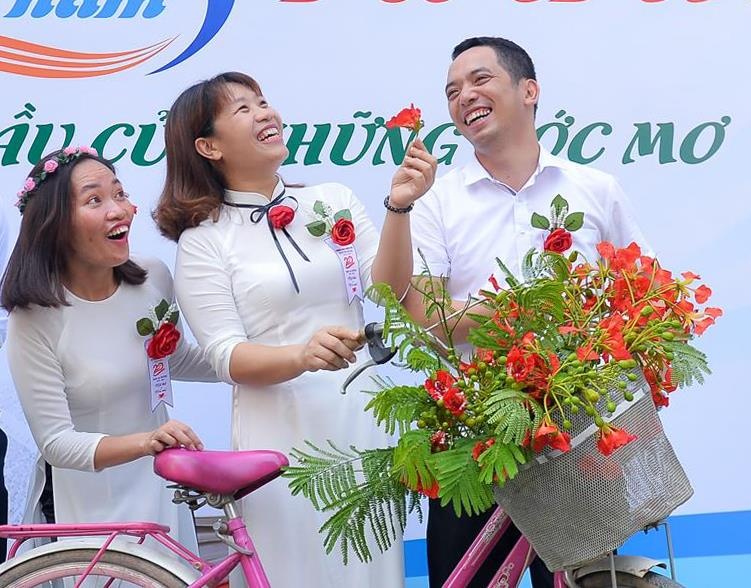 Ra truong 20 nam, cuu hoc sinh Ha Noi van ve hop lop gan nhu dong du hinh anh