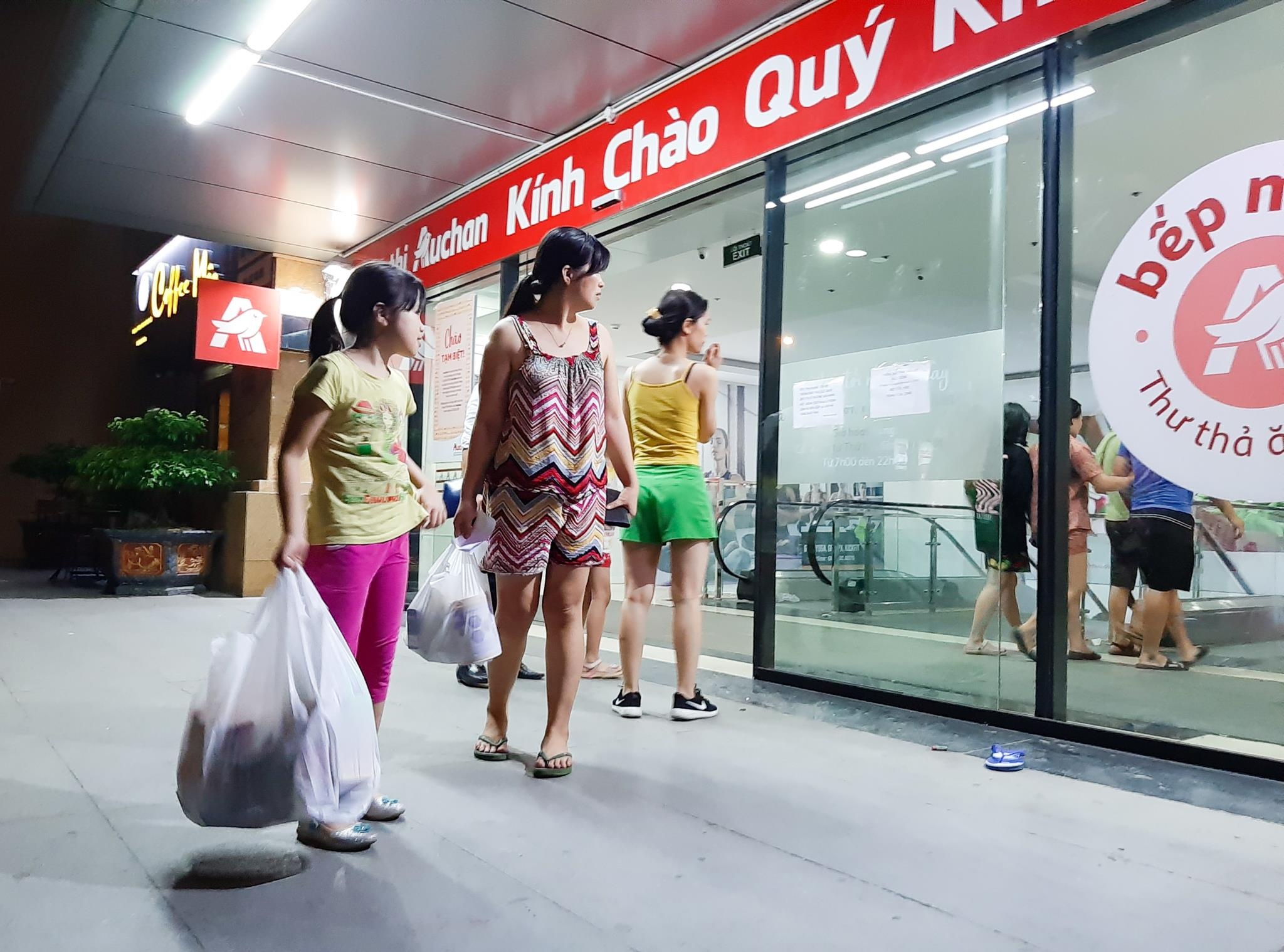 sieu thi Auchan dong cua anh 3