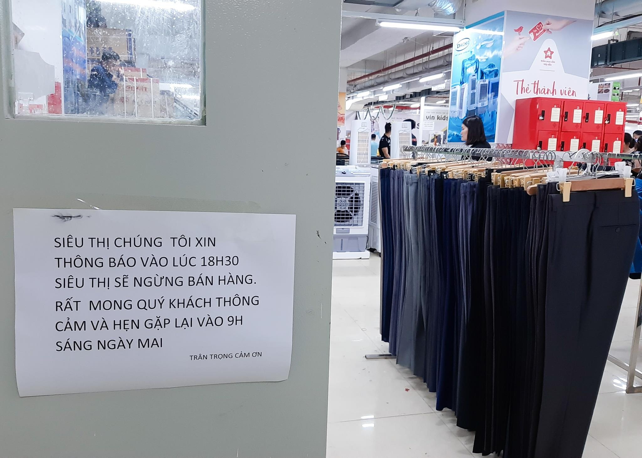 sieu thi Auchan dong cua anh 4