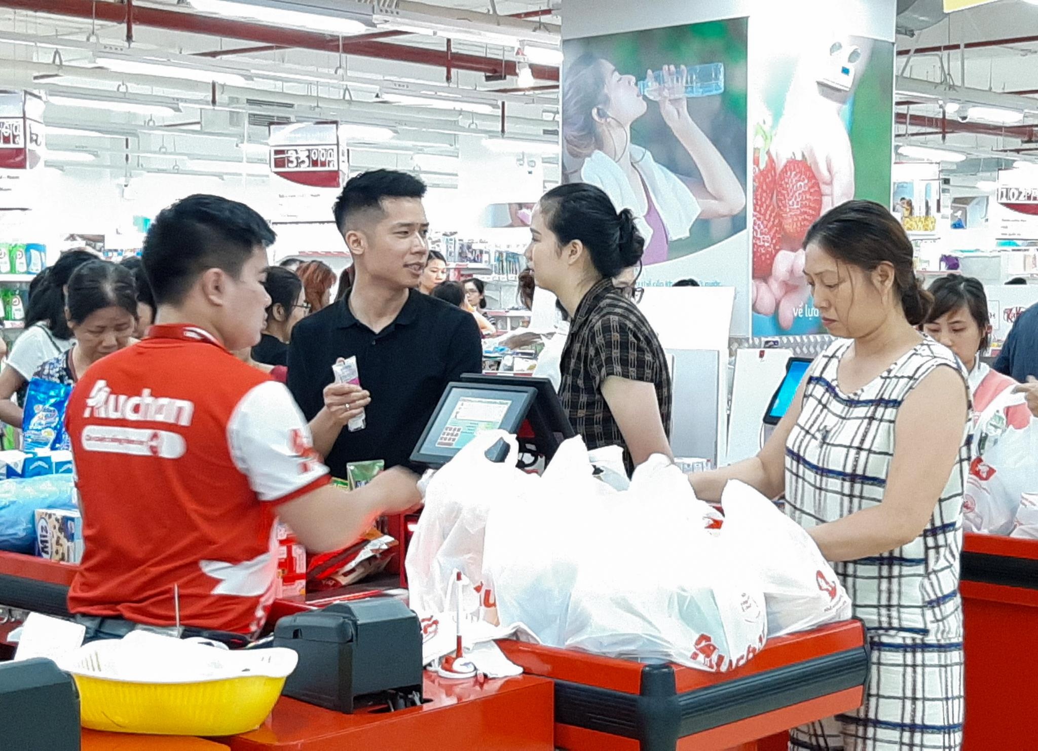 Chen lan 'vet' hang giam gia 50% truoc ngay Auchan dong cua hinh anh