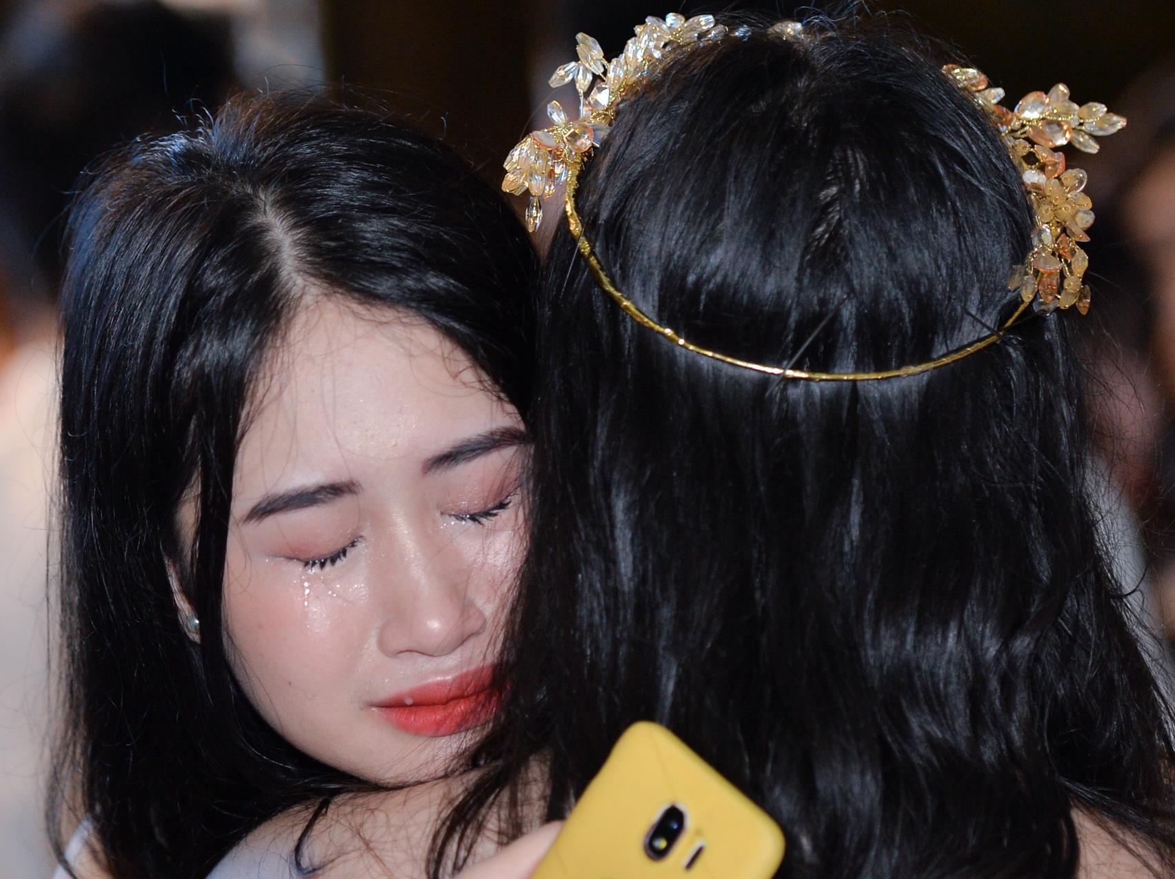 Hoc sinh Marie Curie nuc no, hat 'Bui phan' trong dem tiec chia tay hinh anh